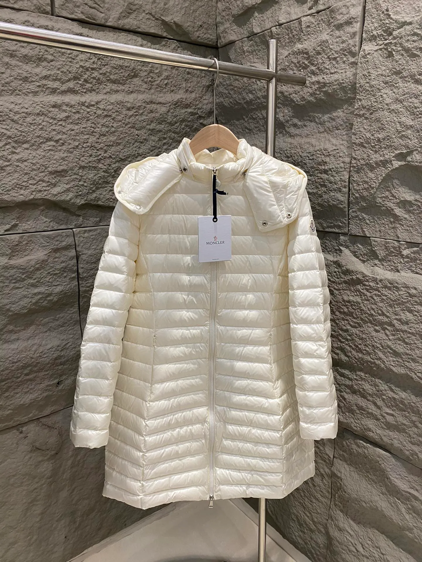 P860 Moncler 25 new Igelong hooded long waisted down jacket women's jacket lgelong down jacket is made of longuesaison fabric, providing daily comfortable wearing experience. This nylon repels the cold without being bulky, making it ideal for mild weather. Designed to be long, it has a slim fit and has a nipped-in waist for a feminine silhouette. Color: Ivory/Black Size: 1/2/3/4