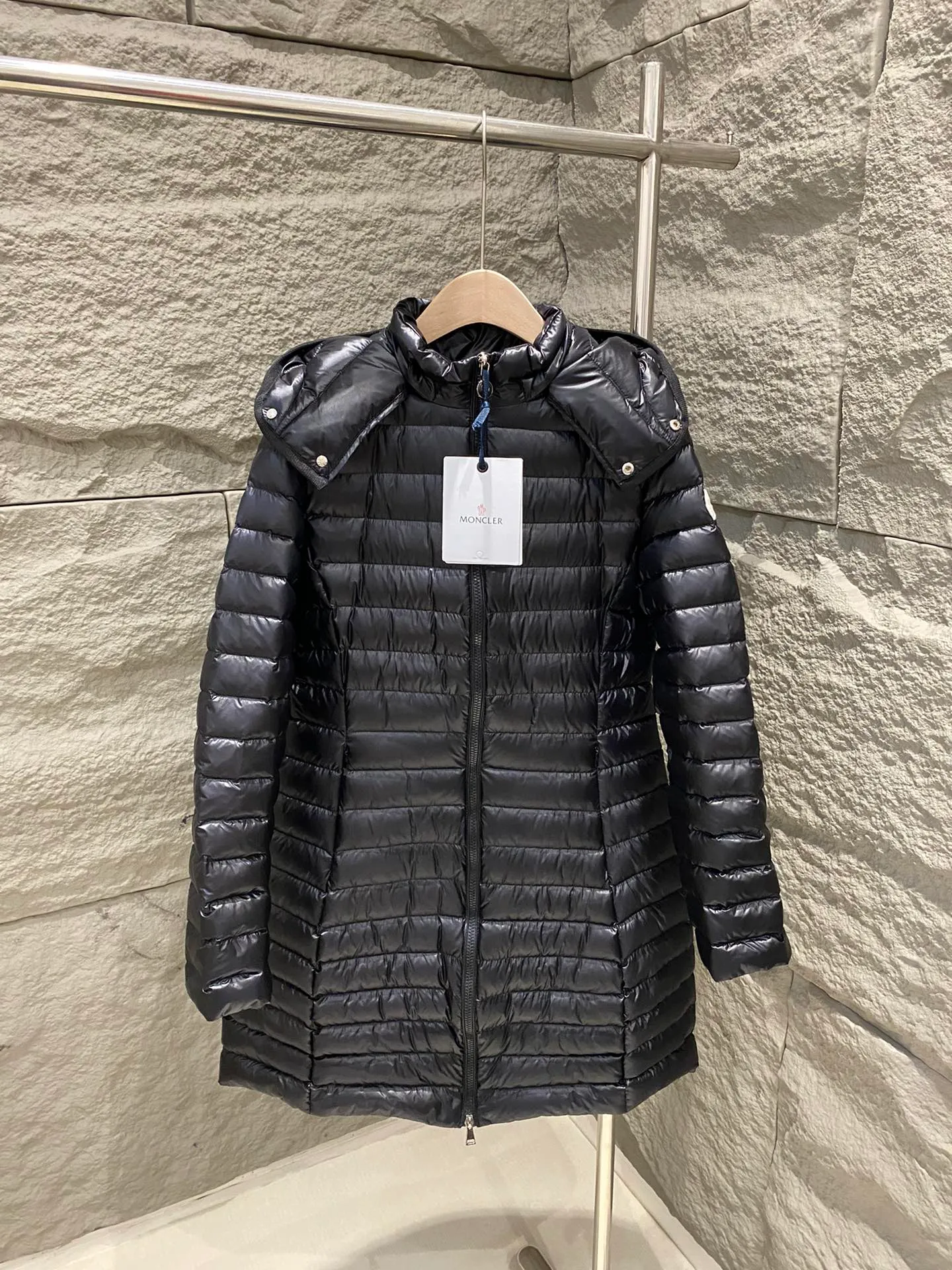 P860 Moncler 25 new Igelong hooded long waisted down jacket women's jacket lgelong down jacket is made of longuesaison fabric, providing daily comfortable wearing experience. This nylon repels the cold without being bulky, making it ideal for mild weather. Designed to be long, it has a slim fit and has a nipped-in waist for a feminine silhouette. Color: Ivory/Black Size: 1/2/3/4