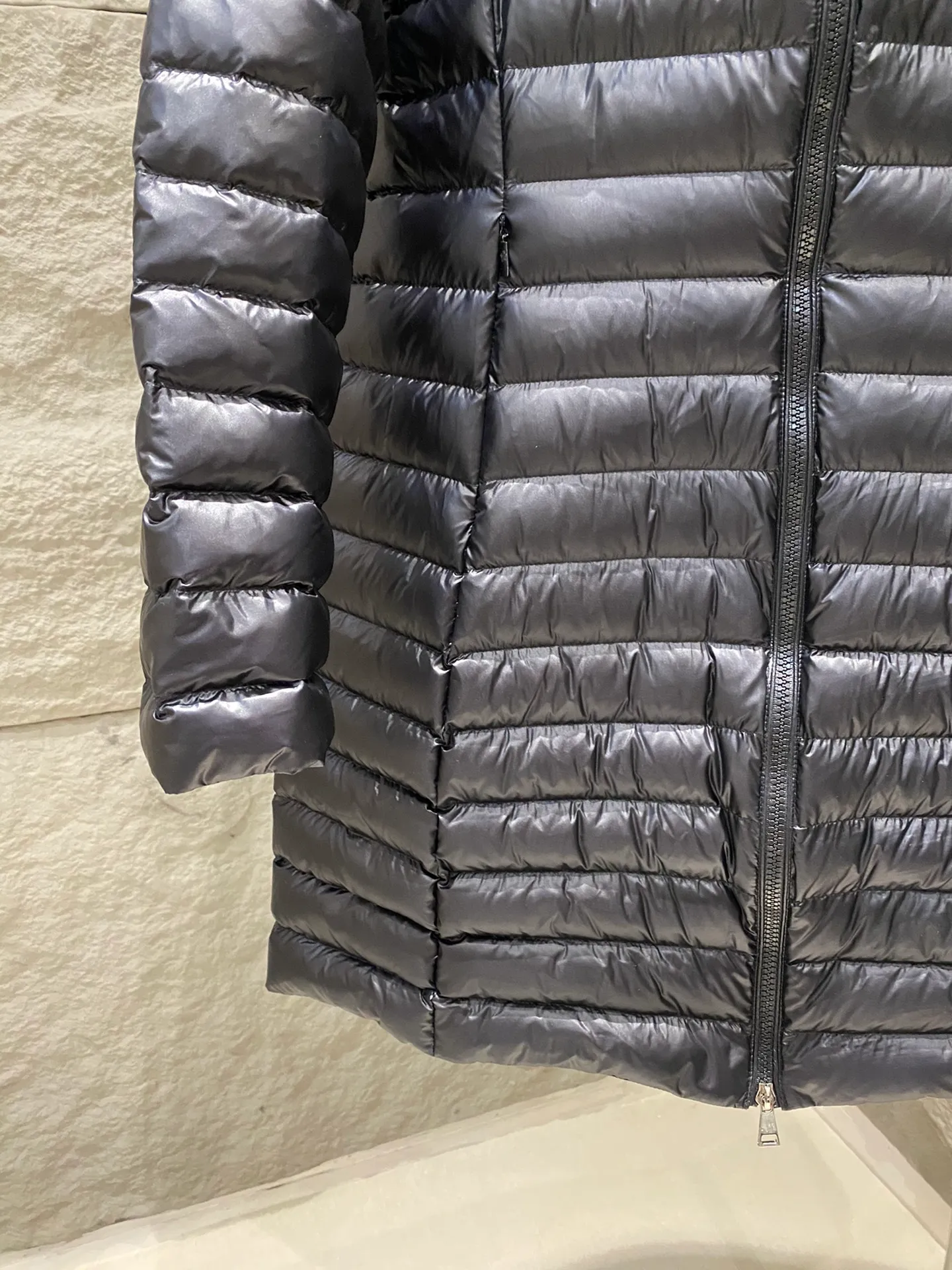 P860 Moncler 25 new Igelong hooded long waisted down jacket women's jacket lgelong down jacket is made of longuesaison fabric, providing daily comfortable wearing experience. This nylon repels the cold without being bulky, making it ideal for mild weather. Designed to be long, it has a slim fit and has a nipped-in waist for a feminine silhouette. Color: Ivory/Black Size: 1/2/3/4