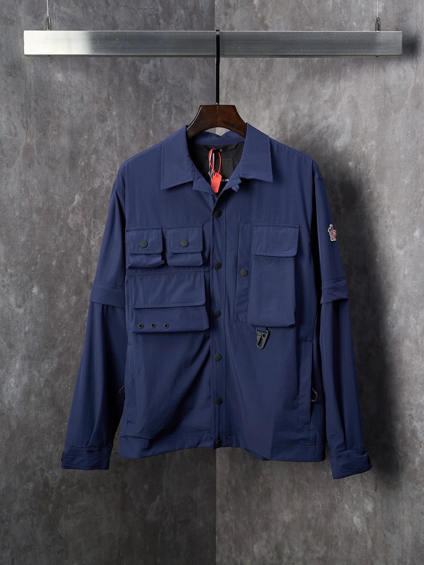 P620 Actual hanging auction] Moncler/Mask Grenoble multi-pocket detachable sleeves multi-functional outdoor jacket [Ready stock] 1 2 3 4 Functions: Detachable sleeve splicing Styles can be switched at will Custom dyed double stretch mercerized poplin Custom dyed soft mesh pongee Excellent texture Comfortable and skin-friendly Navy blue inspired by the deep sea Low-key statement of contemporary gentlemen Precision narrative of functional pocket system Balance of function and aesthetics The iconic Moncler logo appears on the sleeves and is highly recognizable. The triangular logo of the same color is hidden into the fabric texture like the imprint in the undercurrent of the deep sea. It is extremely invisible. The detachable sleeve design allows for diversified outfits. The style can be switched at will. It is chic and noble. It takes into account the balance between outdoor practicality and urban aesthetics. Leading the fashion. Using three-in-one technology, the glue is evenly coated on the surface of the substrate that needs to be combined, and then dried and solidified. Then the substrate coated with the film is laminated with the non-woven fabric, and then cooled and solidified, and then laminated with the filter non-woven fabric. The work is cumbersome and complex, time-consuming and labor-intensive. Embossing composite technology uses computer scanning to ensure that the imprint size and shape are consistent with the original. Then use special glue as an adhesive to combine and solidify to achieve complete dryness and the best bonding effect. CNC laser burning and cutting is used. Based on the high-energy characteristics of the laser, the moving path of the laser beam is precisely controlled by the laser generator to achieve precise cutting of the shape of the piece. Template machine bag opening. Preset templates guide the position, shape and size of the bag. The accuracy ensures the quality of the bag opening effect. The infrared machine is used to tack buttons. The position is more precise. Strong and loose fit.