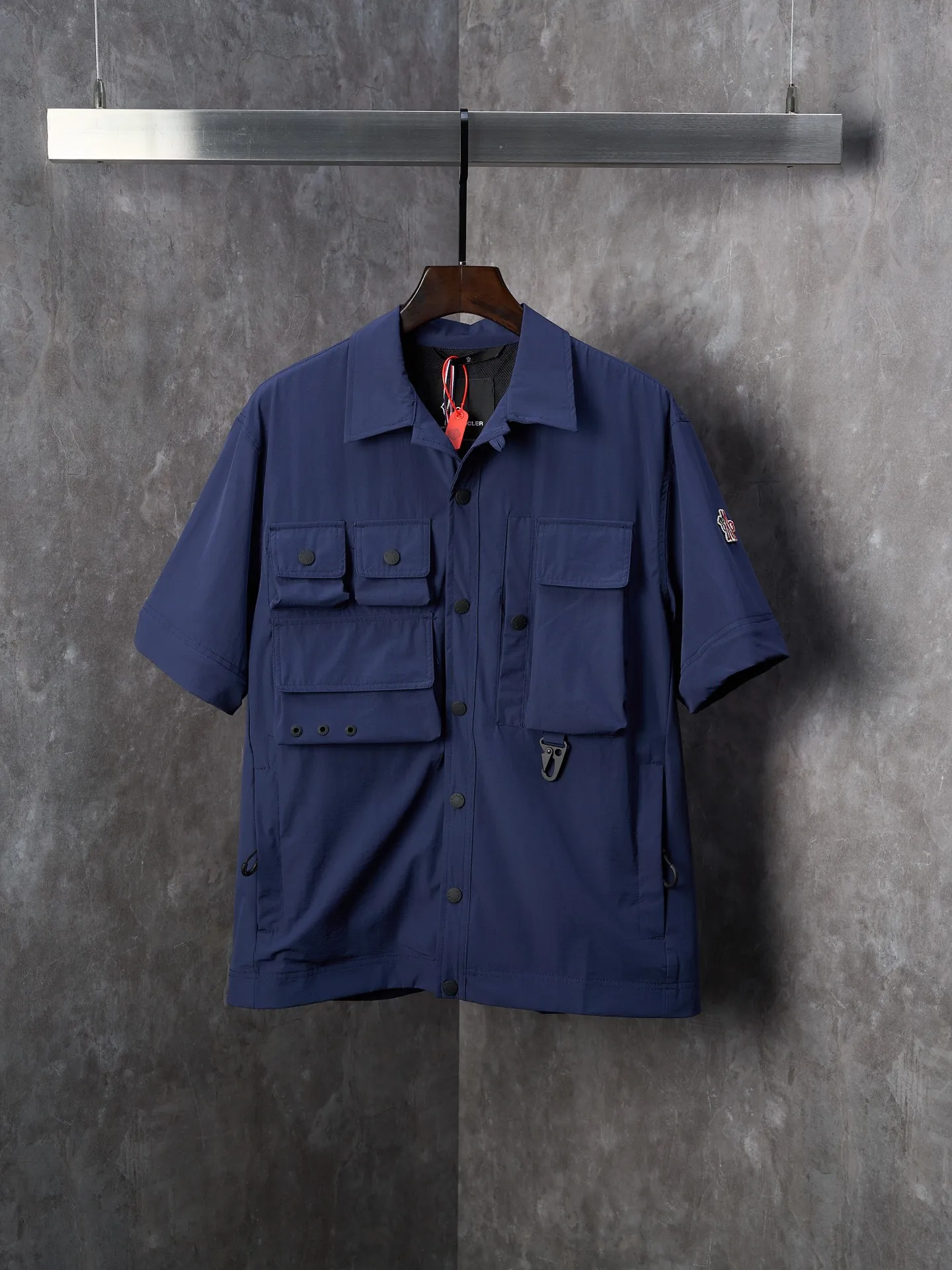 P620 Actual hanging auction] Moncler/Mask Grenoble multi-pocket detachable sleeves multi-functional outdoor jacket [Ready stock] 1 2 3 4 Functions: Detachable sleeve splicing Styles can be switched at will Custom dyed double stretch mercerized poplin Custom dyed soft mesh pongee Excellent texture Comfortable and skin-friendly Navy blue inspired by the deep sea Low-key statement of contemporary gentlemen Precision narrative of functional pocket system Balance of function and aesthetics The iconic Moncler logo appears on the sleeves and is highly recognizable. The triangular logo of the same color is hidden into the fabric texture like the imprint in the undercurrent of the deep sea. It is extremely invisible. The detachable sleeve design allows for diversified outfits. The style can be switched at will. It is chic and noble. It takes into account the balance between outdoor practicality and urban aesthetics. Leading the fashion. Using three-in-one technology, the glue is evenly coated on the surface of the substrate that needs to be combined, and then dried and solidified. Then the substrate coated with the film is laminated with the non-woven fabric, and then cooled and solidified, and then laminated with the filter non-woven fabric. The work is cumbersome and complex, time-consuming and labor-intensive. Embossing composite technology uses computer scanning to ensure that the imprint size and shape are consistent with the original. Then use special glue as an adhesive to combine and solidify to achieve complete dryness and the best bonding effect. CNC laser burning and cutting is used. Based on the high-energy characteristics of the laser, the moving path of the laser beam is precisely controlled by the laser generator to achieve precise cutting of the shape of the piece. Template machine bag opening. Preset templates guide the position, shape and size of the bag. The accuracy ensures the quality of the bag opening effect. The infrared machine is used to tack buttons. The position is more precise. Strong and loose fit.