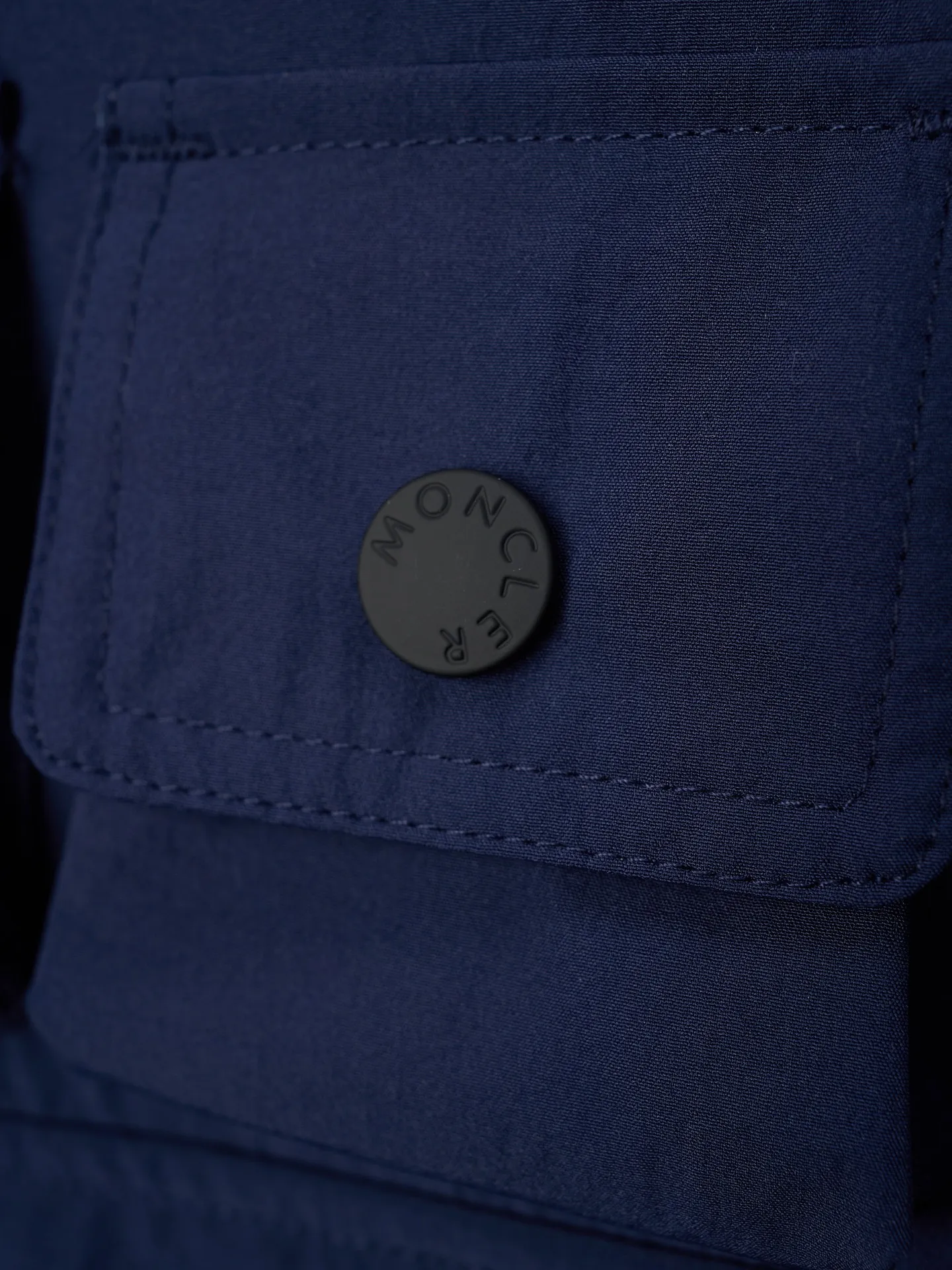 P620 Actual hanging auction] Moncler/Mask Grenoble multi-pocket detachable sleeves multi-functional outdoor jacket [Ready stock] 1 2 3 4 Functions: Detachable sleeve splicing Styles can be switched at will Custom dyed double stretch mercerized poplin Custom dyed soft mesh pongee Excellent texture Comfortable and skin-friendly Navy blue inspired by the deep sea Low-key statement of contemporary gentlemen Precision narrative of functional pocket system Balance of function and aesthetics The iconic Moncler logo appears on the sleeves and is highly recognizable. The triangular logo of the same color is hidden into the fabric texture like the imprint in the undercurrent of the deep sea. It is extremely invisible. The detachable sleeve design allows for diversified outfits. The style can be switched at will. It is chic and noble. It takes into account the balance between outdoor practicality and urban aesthetics. Leading the fashion. Using three-in-one technology, the glue is evenly coated on the surface of the substrate that needs to be combined, and then dried and solidified. Then the substrate coated with the film is laminated with the non-woven fabric, and then cooled and solidified, and then laminated with the filter non-woven fabric. The work is cumbersome and complex, time-consuming and labor-intensive. Embossing composite technology uses computer scanning to ensure that the imprint size and shape are consistent with the original. Then use special glue as an adhesive to combine and solidify to achieve complete dryness and the best bonding effect. CNC laser burning and cutting is used. Based on the high-energy characteristics of the laser, the moving path of the laser beam is precisely controlled by the laser generator to achieve precise cutting of the shape of the piece. Template machine bag opening. Preset templates guide the position, shape and size of the bag. The accuracy ensures the quality of the bag opening effect. The infrared machine is used to tack buttons. The position is more precise. Strong and loose fit.