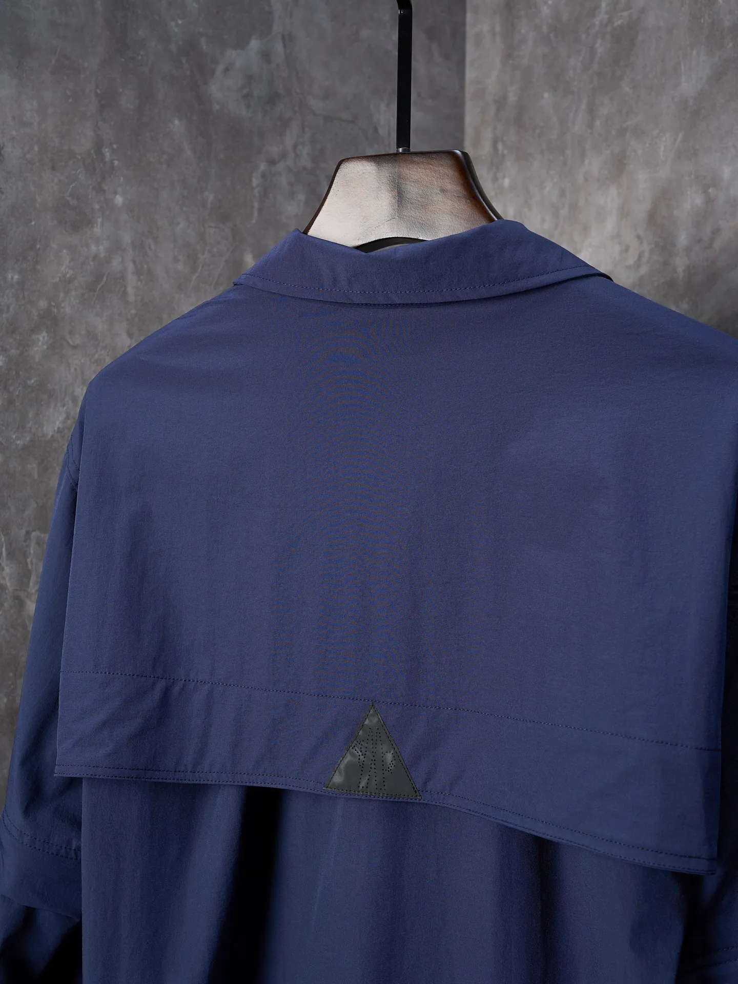 P620 Actual hanging auction] Moncler/Mask Grenoble multi-pocket detachable sleeves multi-functional outdoor jacket [Ready stock] 1 2 3 4 Functions: Detachable sleeve splicing Styles can be switched at will Custom dyed double stretch mercerized poplin Custom dyed soft mesh pongee Excellent texture Comfortable and skin-friendly Navy blue inspired by the deep sea Low-key statement of contemporary gentlemen Precision narrative of functional pocket system Balance of function and aesthetics The iconic Moncler logo appears on the sleeves and is highly recognizable. The triangular logo of the same color is hidden into the fabric texture like the imprint in the undercurrent of the deep sea. It is extremely invisible. The detachable sleeve design allows for diversified outfits. The style can be switched at will. It is chic and noble. It takes into account the balance between outdoor practicality and urban aesthetics. Leading the fashion. Using three-in-one technology, the glue is evenly coated on the surface of the substrate that needs to be combined, and then dried and solidified. Then the substrate coated with the film is laminated with the non-woven fabric, and then cooled and solidified, and then laminated with the filter non-woven fabric. The work is cumbersome and complex, time-consuming and labor-intensive. Embossing composite technology uses computer scanning to ensure that the imprint size and shape are consistent with the original. Then use special glue as an adhesive to combine and solidify to achieve complete dryness and the best bonding effect. CNC laser burning and cutting is used. Based on the high-energy characteristics of the laser, the moving path of the laser beam is precisely controlled by the laser generator to achieve precise cutting of the shape of the piece. Template machine bag opening. Preset templates guide the position, shape and size of the bag. The accuracy ensures the quality of the bag opening effect. The infrared machine is used to tack buttons. The position is more precise. Strong and loose fit.