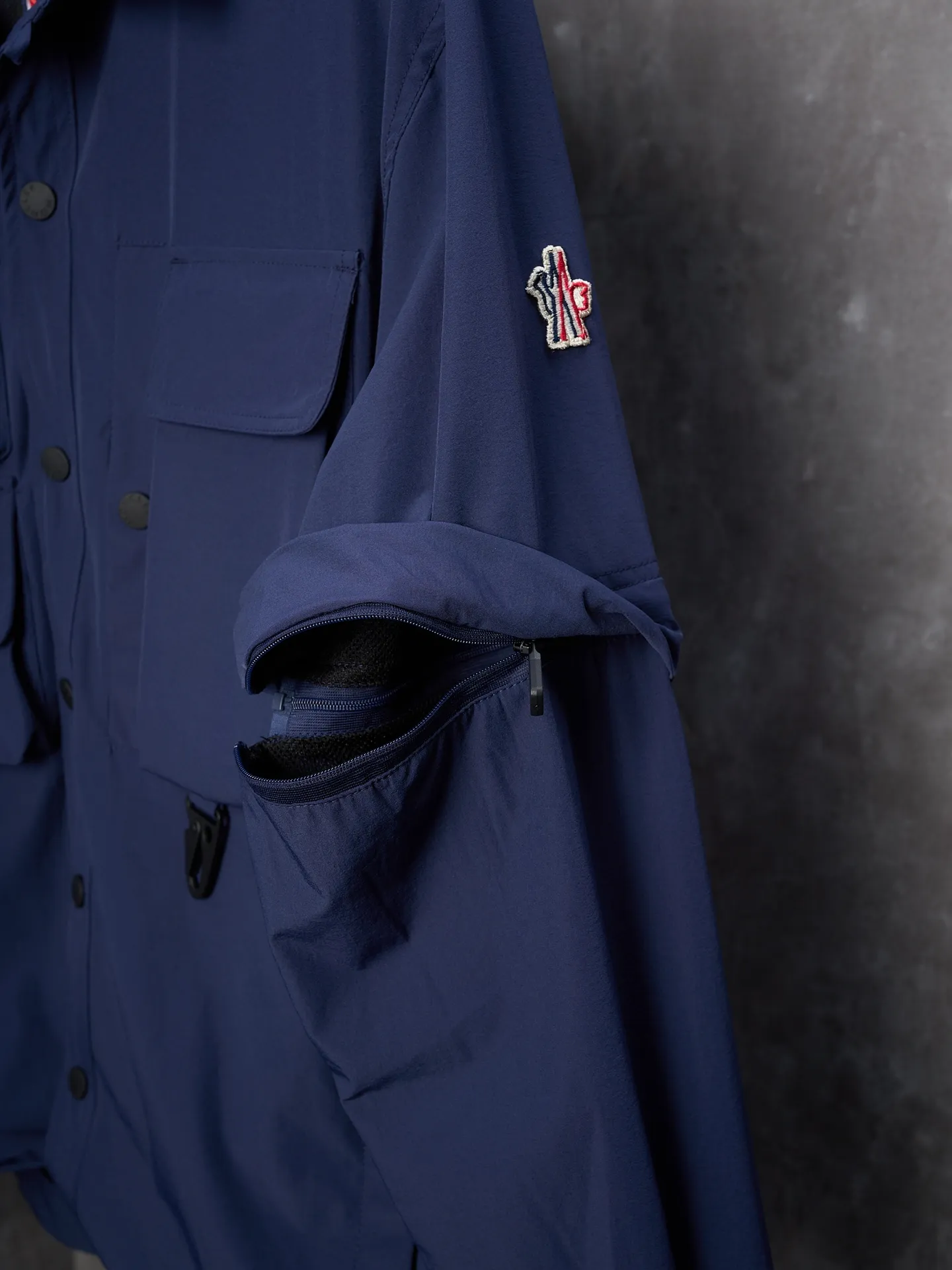 P620 Actual hanging auction] Moncler/Mask Grenoble multi-pocket detachable sleeves multi-functional outdoor jacket [Ready stock] 1 2 3 4 Functions: Detachable sleeve splicing Styles can be switched at will Custom dyed double stretch mercerized poplin Custom dyed soft mesh pongee Excellent texture Comfortable and skin-friendly Navy blue inspired by the deep sea Low-key statement of contemporary gentlemen Precision narrative of functional pocket system Balance of function and aesthetics The iconic Moncler logo appears on the sleeves and is highly recognizable. The triangular logo of the same color is hidden into the fabric texture like the imprint in the undercurrent of the deep sea. It is extremely invisible. The detachable sleeve design allows for diversified outfits. The style can be switched at will. It is chic and noble. It takes into account the balance between outdoor practicality and urban aesthetics. Leading the fashion. Using three-in-one technology, the glue is evenly coated on the surface of the substrate that needs to be combined, and then dried and solidified. Then the substrate coated with the film is laminated with the non-woven fabric, and then cooled and solidified, and then laminated with the filter non-woven fabric. The work is cumbersome and complex, time-consuming and labor-intensive. Embossing composite technology uses computer scanning to ensure that the imprint size and shape are consistent with the original. Then use special glue as an adhesive to combine and solidify to achieve complete dryness and the best bonding effect. CNC laser burning and cutting is used. Based on the high-energy characteristics of the laser, the moving path of the laser beam is precisely controlled by the laser generator to achieve precise cutting of the shape of the piece. Template machine bag opening. Preset templates guide the position, shape and size of the bag. The accuracy ensures the quality of the bag opening effect. The infrared machine is used to tack buttons. The position is more precise. Strong and loose fit.