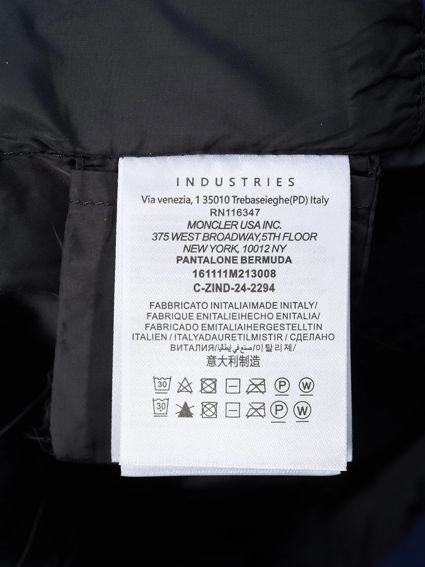 P620 Actual hanging auction] Moncler/Mask Grenoble multi-pocket detachable sleeves multi-functional outdoor jacket [Ready stock] 1 2 3 4 Functions: Detachable sleeve splicing Styles can be switched at will Custom dyed double stretch mercerized poplin Custom dyed soft mesh pongee Excellent texture Comfortable and skin-friendly Navy blue inspired by the deep sea Low-key statement of contemporary gentlemen Precision narrative of functional pocket system Balance of function and aesthetics The iconic Moncler logo appears on the sleeves and is highly recognizable. The triangular logo of the same color is hidden into the fabric texture like the imprint in the undercurrent of the deep sea. It is extremely invisible. The detachable sleeve design allows for diversified outfits. The style can be switched at will. It is chic and noble. It takes into account the balance between outdoor practicality and urban aesthetics. Leading the fashion. Using three-in-one technology, the glue is evenly coated on the surface of the substrate that needs to be combined, and then dried and solidified. Then the substrate coated with the film is laminated with the non-woven fabric, and then cooled and solidified, and then laminated with the filter non-woven fabric. The work is cumbersome and complex, time-consuming and labor-intensive. Embossing composite technology uses computer scanning to ensure that the imprint size and shape are consistent with the original. Then use special glue as an adhesive to combine and solidify to achieve complete dryness and the best bonding effect. CNC laser burning and cutting is used. Based on the high-energy characteristics of the laser, the moving path of the laser beam is precisely controlled by the laser generator to achieve precise cutting of the shape of the piece. Template machine bag opening. Preset templates guide the position, shape and size of the bag. The accuracy ensures the quality of the bag opening effect. The infrared machine is used to tack buttons. The position is more precise. Strong and loose fit.