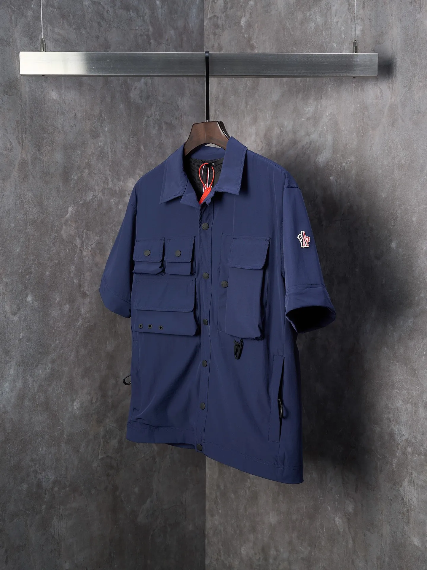 P620 Actual hanging auction] Moncler/Mask Grenoble multi-pocket detachable sleeves multi-functional outdoor jacket [Ready stock] 1 2 3 4 Functions: Detachable sleeve splicing Styles can be switched at will Custom dyed double stretch mercerized poplin Custom dyed soft mesh pongee Excellent texture Comfortable and skin-friendly Navy blue inspired by the deep sea Low-key statement of contemporary gentlemen Precision narrative of functional pocket system Balance of function and aesthetics The iconic Moncler logo appears on the sleeves and is highly recognizable. The triangular logo of the same color is hidden into the fabric texture like the imprint in the undercurrent of the deep sea. It is extremely invisible. The detachable sleeve design allows for diversified outfits. The style can be switched at will. It is chic and noble. It takes into account the balance between outdoor practicality and urban aesthetics. Leading the fashion. Using three-in-one technology, the glue is evenly coated on the surface of the substrate that needs to be combined, and then dried and solidified. Then the substrate coated with the film is laminated with the non-woven fabric, and then cooled and solidified, and then laminated with the filter non-woven fabric. The work is cumbersome and complex, time-consuming and labor-intensive. Embossing composite technology uses computer scanning to ensure that the imprint size and shape are consistent with the original. Then use special glue as an adhesive to combine and solidify to achieve complete dryness and the best bonding effect. CNC laser burning and cutting is used. Based on the high-energy characteristics of the laser, the moving path of the laser beam is precisely controlled by the laser generator to achieve precise cutting of the shape of the piece. Template machine bag opening. Preset templates guide the position, shape and size of the bag. The accuracy ensures the quality of the bag opening effect. The infrared machine is used to tack buttons. The position is more precise. Strong and loose fit.