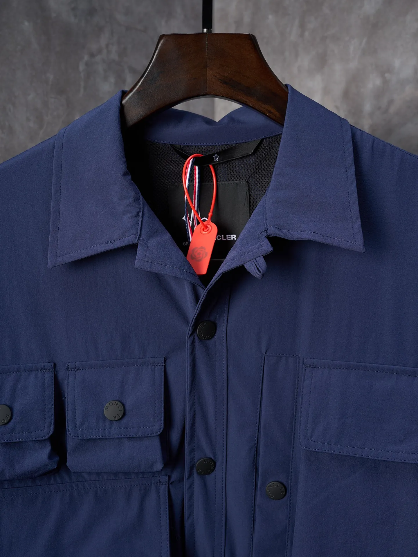 P620 Actual hanging auction] Moncler/Mask Grenoble multi-pocket detachable sleeves multi-functional outdoor jacket [Ready stock] 1 2 3 4 Functions: Detachable sleeve splicing Styles can be switched at will Custom dyed double stretch mercerized poplin Custom dyed soft mesh pongee Excellent texture Comfortable and skin-friendly Navy blue inspired by the deep sea Low-key statement of contemporary gentlemen Precision narrative of functional pocket system Balance of function and aesthetics The iconic Moncler logo appears on the sleeves and is highly recognizable. The triangular logo of the same color is hidden into the fabric texture like the imprint in the undercurrent of the deep sea. It is extremely invisible. The detachable sleeve design allows for diversified outfits. The style can be switched at will. It is chic and noble. It takes into account the balance between outdoor practicality and urban aesthetics. Leading the fashion. Using three-in-one technology, the glue is evenly coated on the surface of the substrate that needs to be combined, and then dried and solidified. Then the substrate coated with the film is laminated with the non-woven fabric, and then cooled and solidified, and then laminated with the filter non-woven fabric. The work is cumbersome and complex, time-consuming and labor-intensive. Embossing composite technology uses computer scanning to ensure that the imprint size and shape are consistent with the original. Then use special glue as an adhesive to combine and solidify to achieve complete dryness and the best bonding effect. CNC laser burning and cutting is used. Based on the high-energy characteristics of the laser, the moving path of the laser beam is precisely controlled by the laser generator to achieve precise cutting of the shape of the piece. Template machine bag opening. Preset templates guide the position, shape and size of the bag. The accuracy ensures the quality of the bag opening effect. The infrared machine is used to tack buttons. The position is more precise. Strong and loose fit.