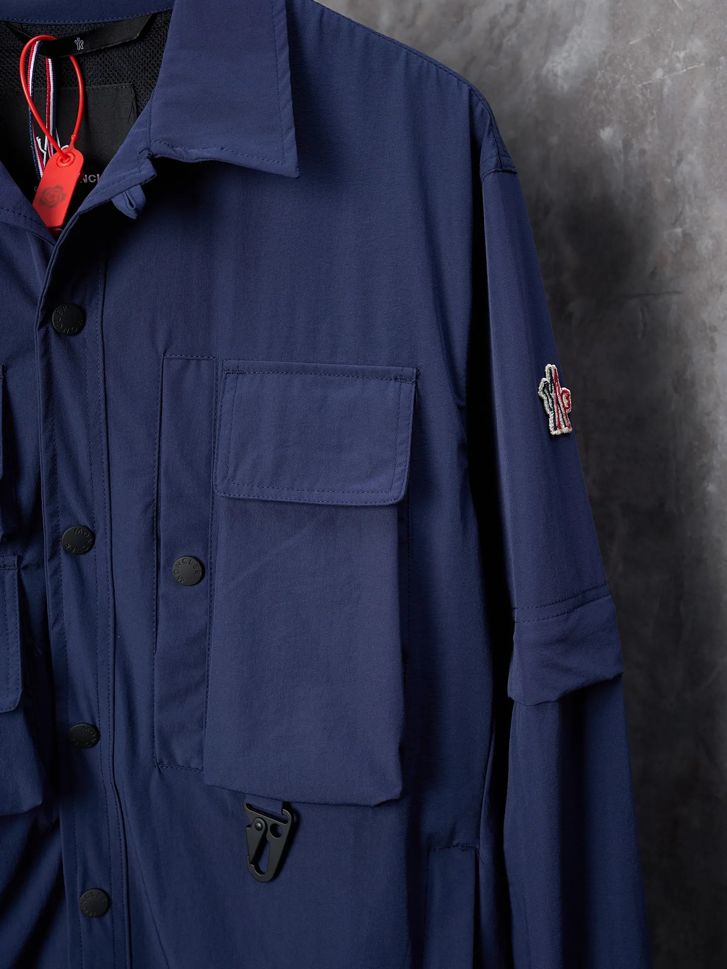 P620 Actual hanging auction] Moncler/Mask Grenoble multi-pocket detachable sleeves multi-functional outdoor jacket [Ready stock] 1 2 3 4 Functions: Detachable sleeve splicing Styles can be switched at will Custom dyed double stretch mercerized poplin Custom dyed soft mesh pongee Excellent texture Comfortable and skin-friendly Navy blue inspired by the deep sea Low-key statement of contemporary gentlemen Precision narrative of functional pocket system Balance of function and aesthetics The iconic Moncler logo appears on the sleeves and is highly recognizable. The triangular logo of the same color is hidden into the fabric texture like the imprint in the undercurrent of the deep sea. It is extremely invisible. The detachable sleeve design allows for diversified outfits. The style can be switched at will. It is chic and noble. It takes into account the balance between outdoor practicality and urban aesthetics. Leading the fashion. Using three-in-one technology, the glue is evenly coated on the surface of the substrate that needs to be combined, and then dried and solidified. Then the substrate coated with the film is laminated with the non-woven fabric, and then cooled and solidified, and then laminated with the filter non-woven fabric. The work is cumbersome and complex, time-consuming and labor-intensive. Embossing composite technology uses computer scanning to ensure that the imprint size and shape are consistent with the original. Then use special glue as an adhesive to combine and solidify to achieve complete dryness and the best bonding effect. CNC laser burning and cutting is used. Based on the high-energy characteristics of the laser, the moving path of the laser beam is precisely controlled by the laser generator to achieve precise cutting of the shape of the piece. Template machine bag opening. Preset templates guide the position, shape and size of the bag. The accuracy ensures the quality of the bag opening effect. The infrared machine is used to tack buttons. The position is more precise. Strong and loose fit.