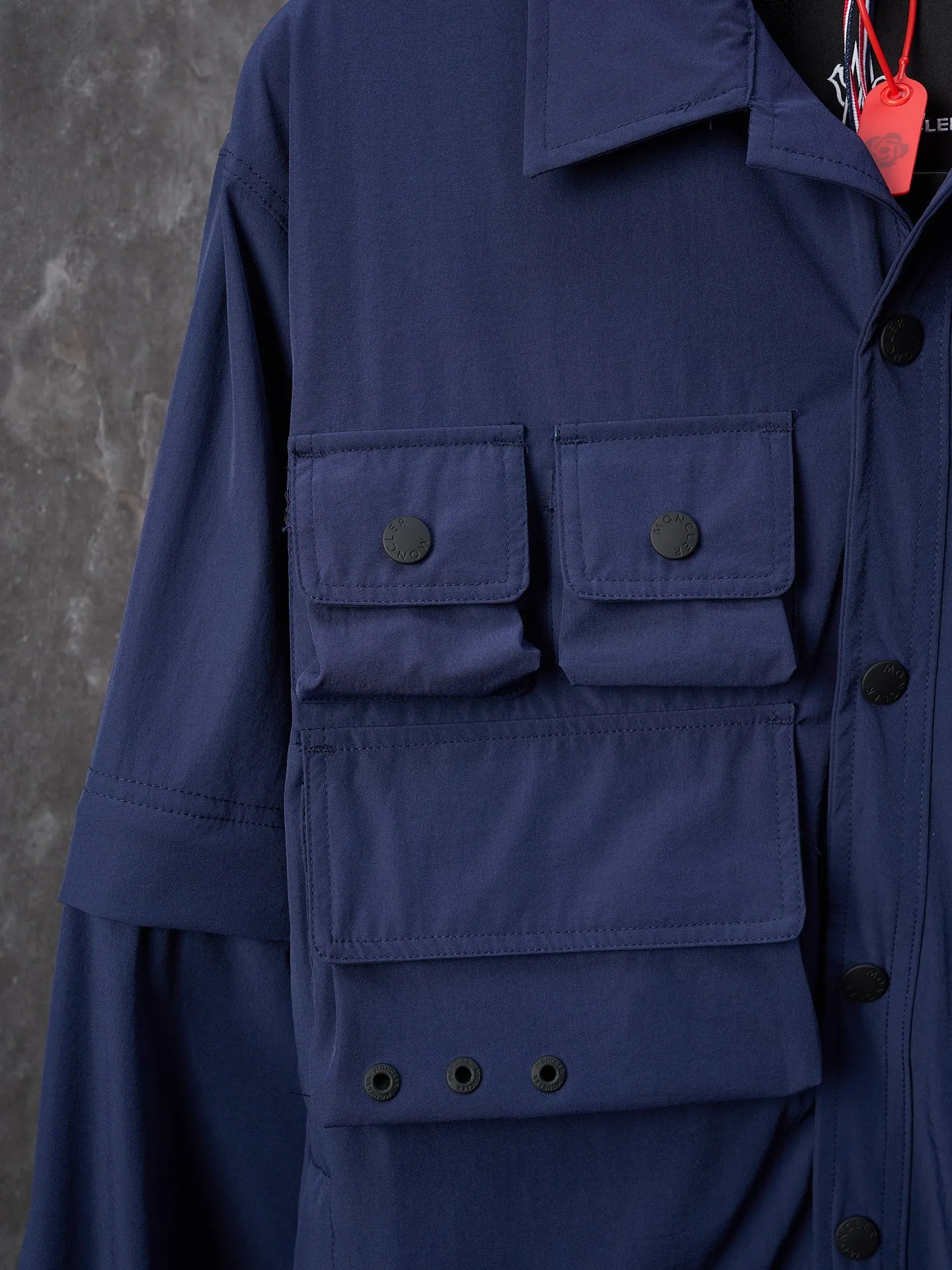 P620 Actual hanging auction] Moncler/Mask Grenoble multi-pocket detachable sleeves multi-functional outdoor jacket [Ready stock] 1 2 3 4 Functions: Detachable sleeve splicing Styles can be switched at will Custom dyed double stretch mercerized poplin Custom dyed soft mesh pongee Excellent texture Comfortable and skin-friendly Navy blue inspired by the deep sea Low-key statement of contemporary gentlemen Precision narrative of functional pocket system Balance of function and aesthetics The iconic Moncler logo appears on the sleeves and is highly recognizable. The triangular logo of the same color is hidden into the fabric texture like the imprint in the undercurrent of the deep sea. It is extremely invisible. The detachable sleeve design allows for diversified outfits. The style can be switched at will. It is chic and noble. It takes into account the balance between outdoor practicality and urban aesthetics. Leading the fashion. Using three-in-one technology, the glue is evenly coated on the surface of the substrate that needs to be combined, and then dried and solidified. Then the substrate coated with the film is laminated with the non-woven fabric, and then cooled and solidified, and then laminated with the filter non-woven fabric. The work is cumbersome and complex, time-consuming and labor-intensive. Embossing composite technology uses computer scanning to ensure that the imprint size and shape are consistent with the original. Then use special glue as an adhesive to combine and solidify to achieve complete dryness and the best bonding effect. CNC laser burning and cutting is used. Based on the high-energy characteristics of the laser, the moving path of the laser beam is precisely controlled by the laser generator to achieve precise cutting of the shape of the piece. Template machine bag opening. Preset templates guide the position, shape and size of the bag. The accuracy ensures the quality of the bag opening effect. The infrared machine is used to tack buttons. The position is more precise. Strong and loose fit.