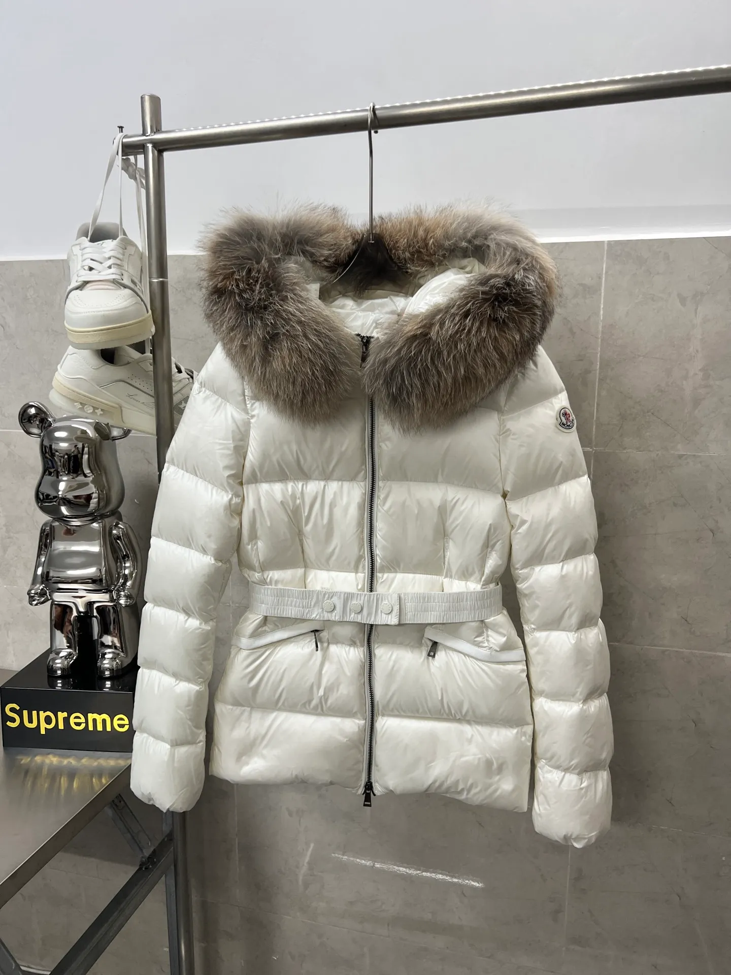 P1100 Moncler's new fur collar hooded waisted down jacket. The slim fit highlights the fluffy temperament of this down jacket. It is light and neat without any bloat. The fur collar at the neck is very textured. It is super slim and age-reducing. It is warm and fashionable at the same time. It is definitely a versatile and unmistakable thermal artifact for daily outings. Color: Black White Size: 1234