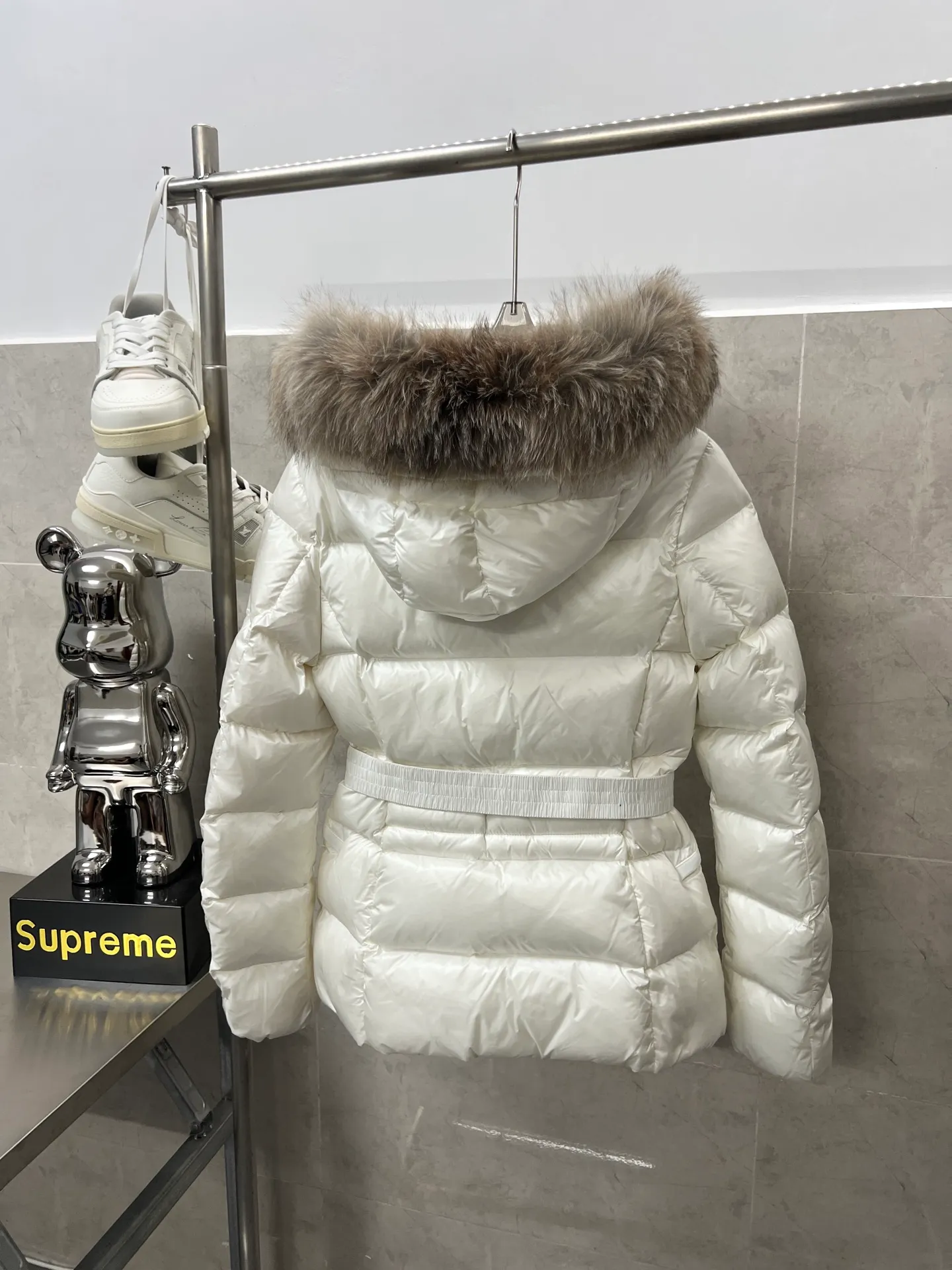 P1100 Moncler's new fur collar hooded waisted down jacket. The slim fit highlights the fluffy temperament of this down jacket. It is light and neat without any bloat. The fur collar at the neck is very textured. It is super slim and age-reducing. It is warm and fashionable at the same time. It is definitely a versatile and unmistakable thermal artifact for daily outings. Color: Black White Size: 1234