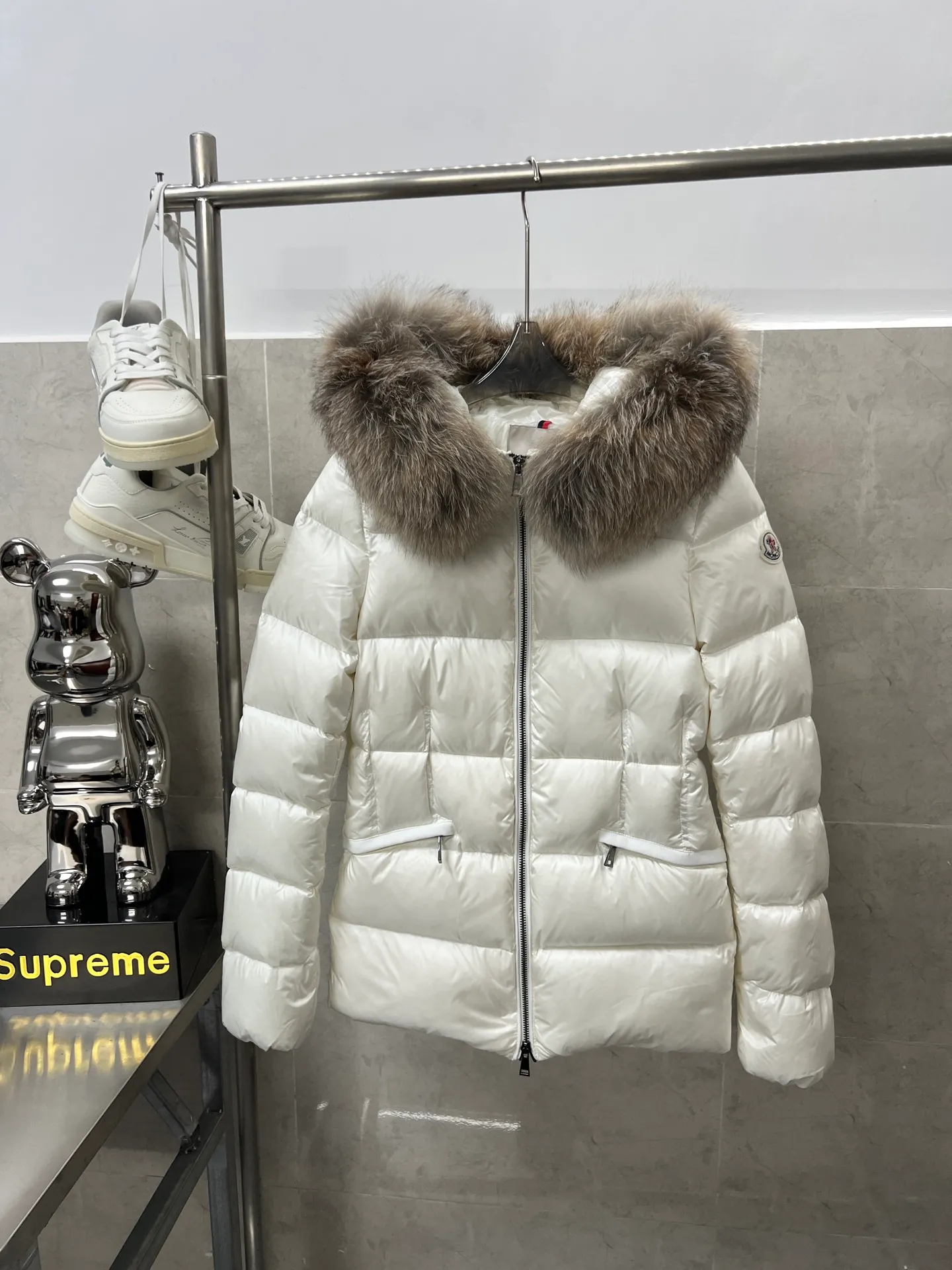 P1100 Moncler's new fur collar hooded waisted down jacket. The slim fit highlights the fluffy temperament of this down jacket. It is light and neat without any bloat. The fur collar at the neck is very textured. It is super slim and age-reducing. It is warm and fashionable at the same time. It is definitely a versatile and unmistakable thermal artifact for daily outings. Color: Black White Size: 1234