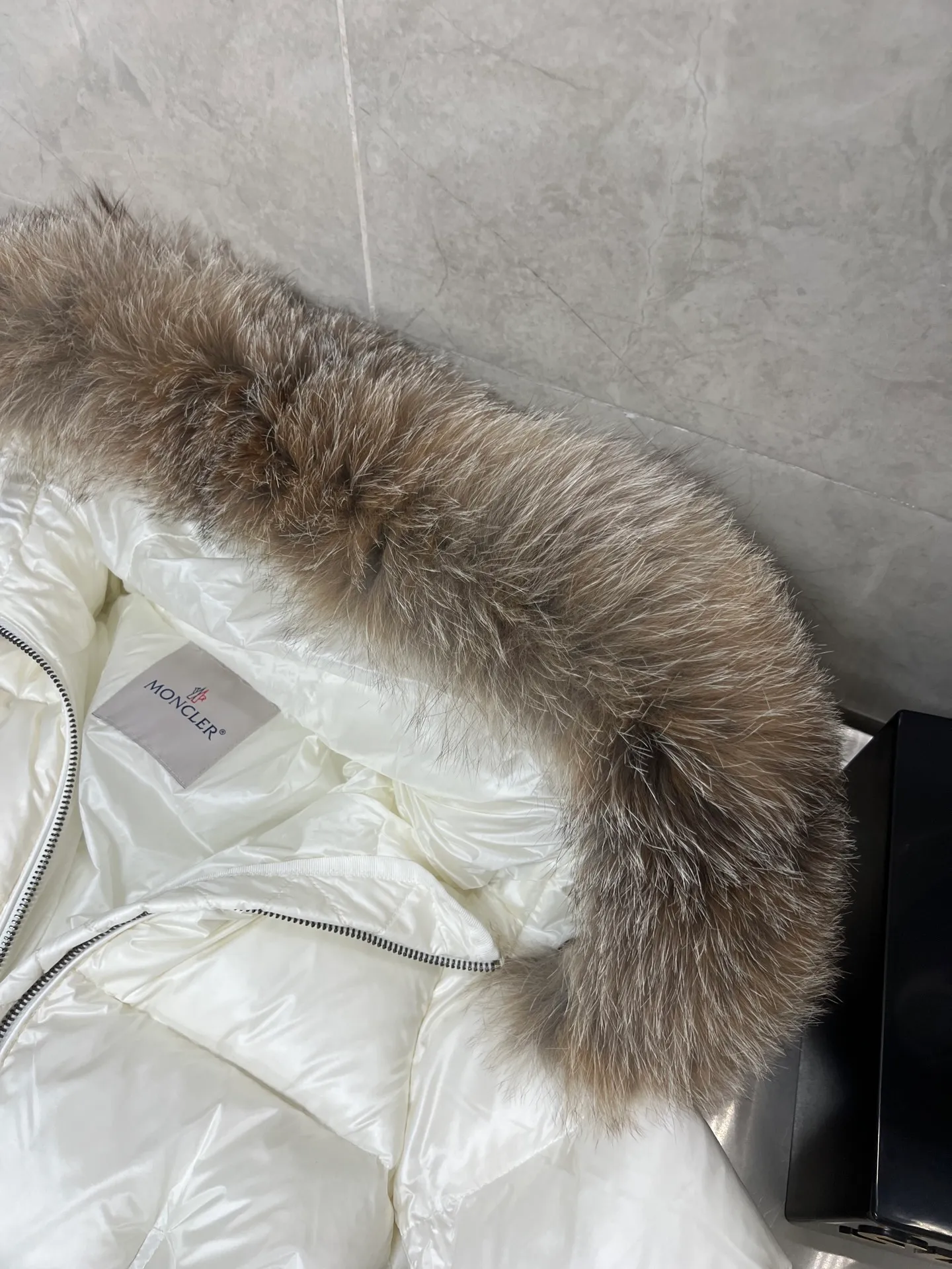 P1100 Moncler's new fur collar hooded waisted down jacket. The slim fit highlights the fluffy temperament of this down jacket. It is light and neat without any bloat. The fur collar at the neck is very textured. It is super slim and age-reducing. It is warm and fashionable at the same time. It is definitely a versatile and unmistakable thermal artifact for daily outings. Color: Black White Size: 1234
