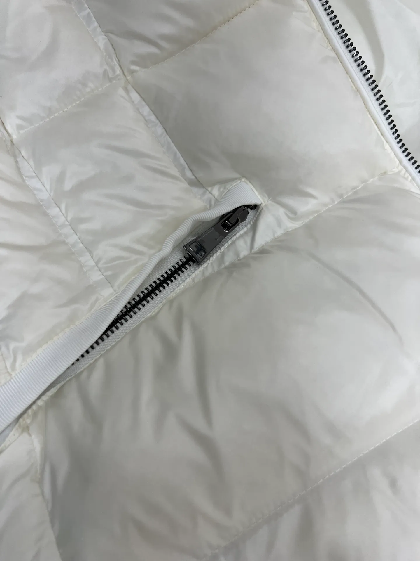 P1100 Moncler's new fur collar hooded waisted down jacket. The slim fit highlights the fluffy temperament of this down jacket. It is light and neat without any bloat. The fur collar at the neck is very textured. It is super slim and age-reducing. It is warm and fashionable at the same time. It is definitely a versatile and unmistakable thermal artifact for daily outings. Color: Black White Size: 1234