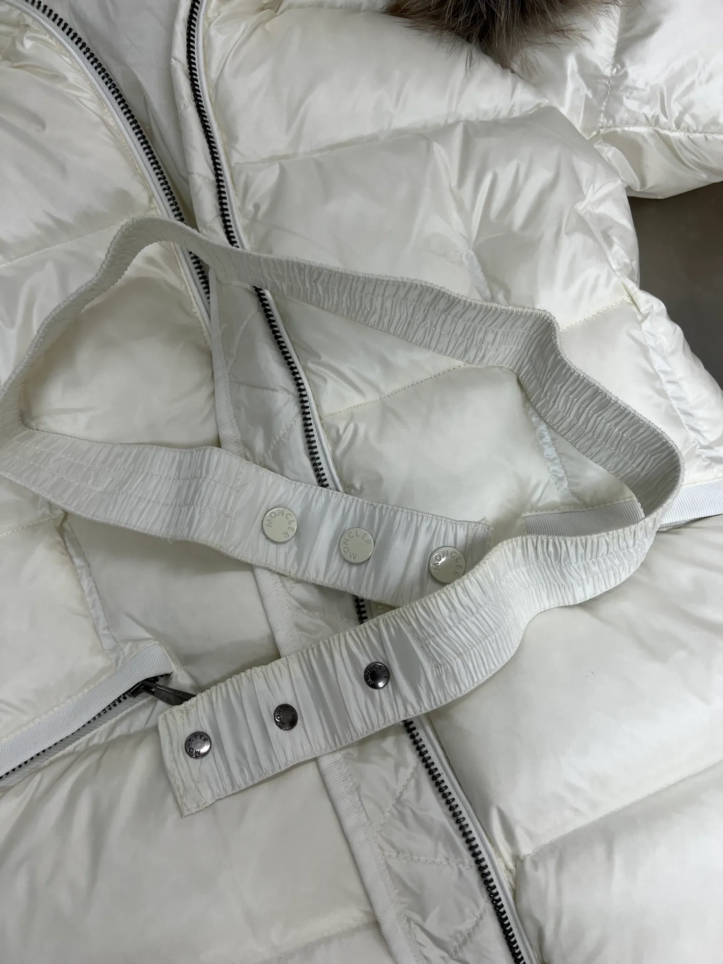 P1100 Moncler's new fur collar hooded waisted down jacket. The slim fit highlights the fluffy temperament of this down jacket. It is light and neat without any bloat. The fur collar at the neck is very textured. It is super slim and age-reducing. It is warm and fashionable at the same time. It is definitely a versatile and unmistakable thermal artifact for daily outings. Color: Black White Size: 1234