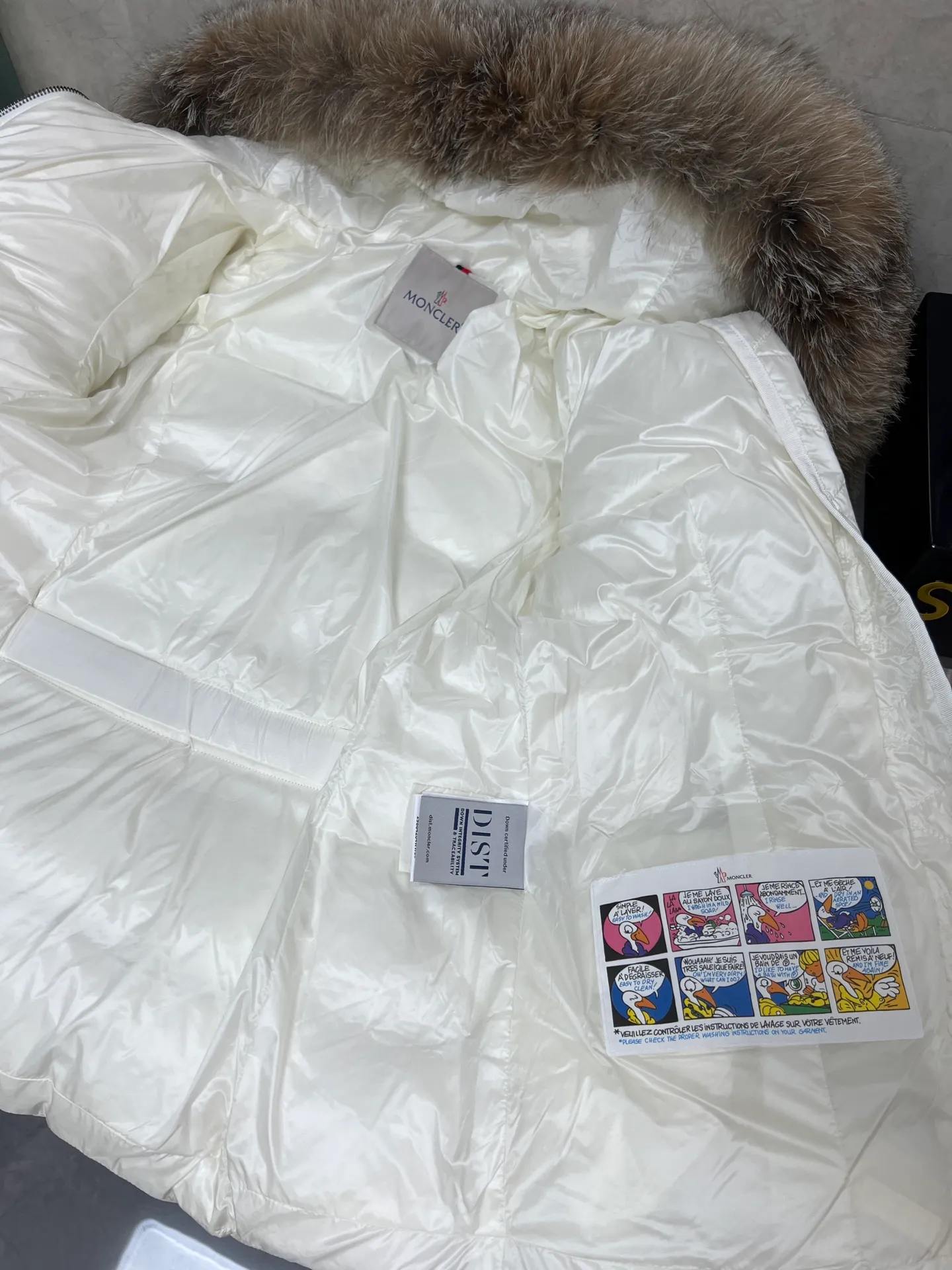 P1100 Moncler's new fur collar hooded waisted down jacket. The slim fit highlights the fluffy temperament of this down jacket. It is light and neat without any bloat. The fur collar at the neck is very textured. It is super slim and age-reducing. It is warm and fashionable at the same time. It is definitely a versatile and unmistakable thermal artifact for daily outings. Color: Black White Size: 1234