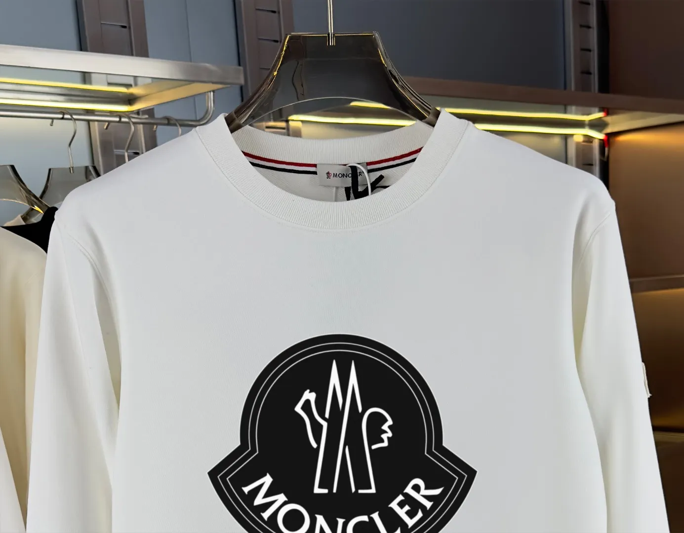 P210 high version sweatshirt) 📦With exclusive picture packaging📦 [Long-term ready stock] Upgraded version "Mobile phone smart sensor ~ NFC chip armband ~ Direct access to the official website anti-counterfeiting" 〖 𝐌𝐎𝐍𝐂𝐋𝐄𝐑 ~ Mouth covering〗 2025 new high quality, using 450g heavyweight fabric Different from the market currency, you can mix and match everything at will and you will be handsome😎The whole clothes is made of double waistcoats. The double waistcoats make the whole dress more three-dimensional. It is not an ordinary factory that can do such fine work. 2025 autumn and winter new style, on sale at the counter, exquisite printed round neck terry sweatshirt. High-end double-ply cotton. Customized stretch ribs are dyed in the same vat. Three standards are complete. It is matched with digital printing patterns and is very breathable. Same style for men and women. Color: black, white, apricot. Size: S M L XL 2XL