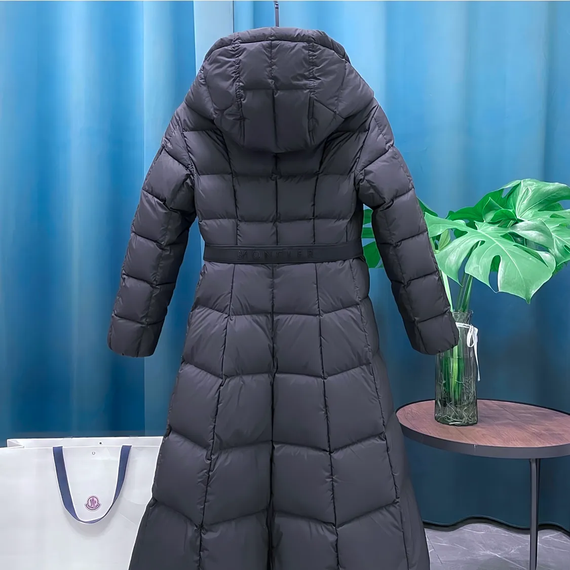 P980 Moncler ➡️Winter new product Faucon women's long down jacket. This style has filling technology in the skirt. It is a super velvet matte matte fabric and has a more high-end feel. A must-have hot item for princesses on the run. The Faucon women's long down jacket interprets classic items in new proportions, showing impeccable fashion style. The Faucon long down is made of polyester fabric and has a slim, wide silhouette with a nipped-in waist. The Longue saison lining is lightweight and the three-dimensional hood adds a finishing touch to the style. Made of polyester fabric • Longue saison lining • Filled with down • Adjustable hood • Zipper closure • Zipper pockets • Elastic waist • Logo patch Size: 1-4 Fairy Style Black
