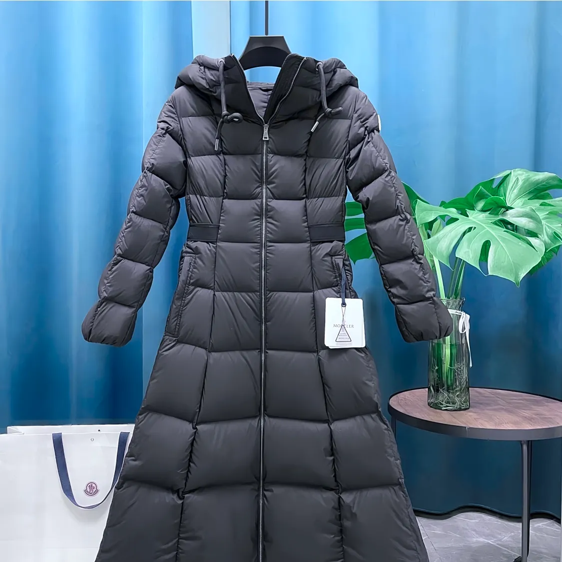 P980 Moncler ➡️Winter new product Faucon women's long down jacket. This style has filling technology in the skirt. It is a super velvet matte matte fabric and has a more high-end feel. A must-have hot item for princesses on the run. The Faucon women's long down jacket interprets classic items in new proportions, showing impeccable fashion style. The Faucon long down is made of polyester fabric and has a slim, wide silhouette with a nipped-in waist. The Longue saison lining is lightweight and the three-dimensional hood adds a finishing touch to the style. Made of polyester fabric • Longue saison lining • Filled with down • Adjustable hood • Zipper closure • Zipper pockets • Elastic waist • Logo patch Size: 1-4 Fairy Style Black