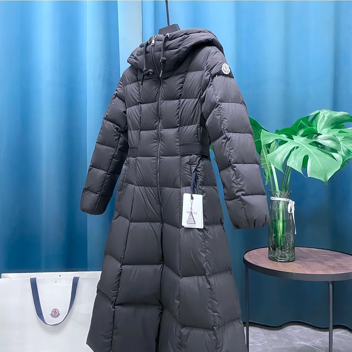 P980 Moncler ➡️Winter new product Faucon women's long down jacket. This style has filling technology in the skirt. It is a super velvet matte matte fabric and has a more high-end feel. A must-have hot item for princesses on the run. The Faucon women's long down jacket interprets classic items in new proportions, showing impeccable fashion style. The Faucon long down is made of polyester fabric and has a slim, wide silhouette with a nipped-in waist. The Longue saison lining is lightweight and the three-dimensional hood adds a finishing touch to the style. Made of polyester fabric • Longue saison lining • Filled with down • Adjustable hood • Zipper closure • Zipper pockets • Elastic waist • Logo patch Size: 1-4 Fairy Style Black
