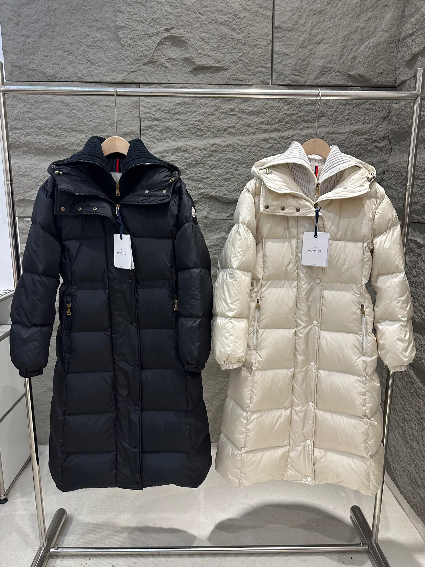 P1180 Moncler Chamer women's hooded long down jacket, knitted lapel fake two-piece Chamer long down jacket is elegant with exquisite fabrics and soft silhouette. Made of nylon fabric, it has a comfortable and silky texture. The hooded design is paired with a knitted large lapel of the same color, which provides warmth and layering, adding practicality. Color: Black/Ivory Size: 0/1/2/3