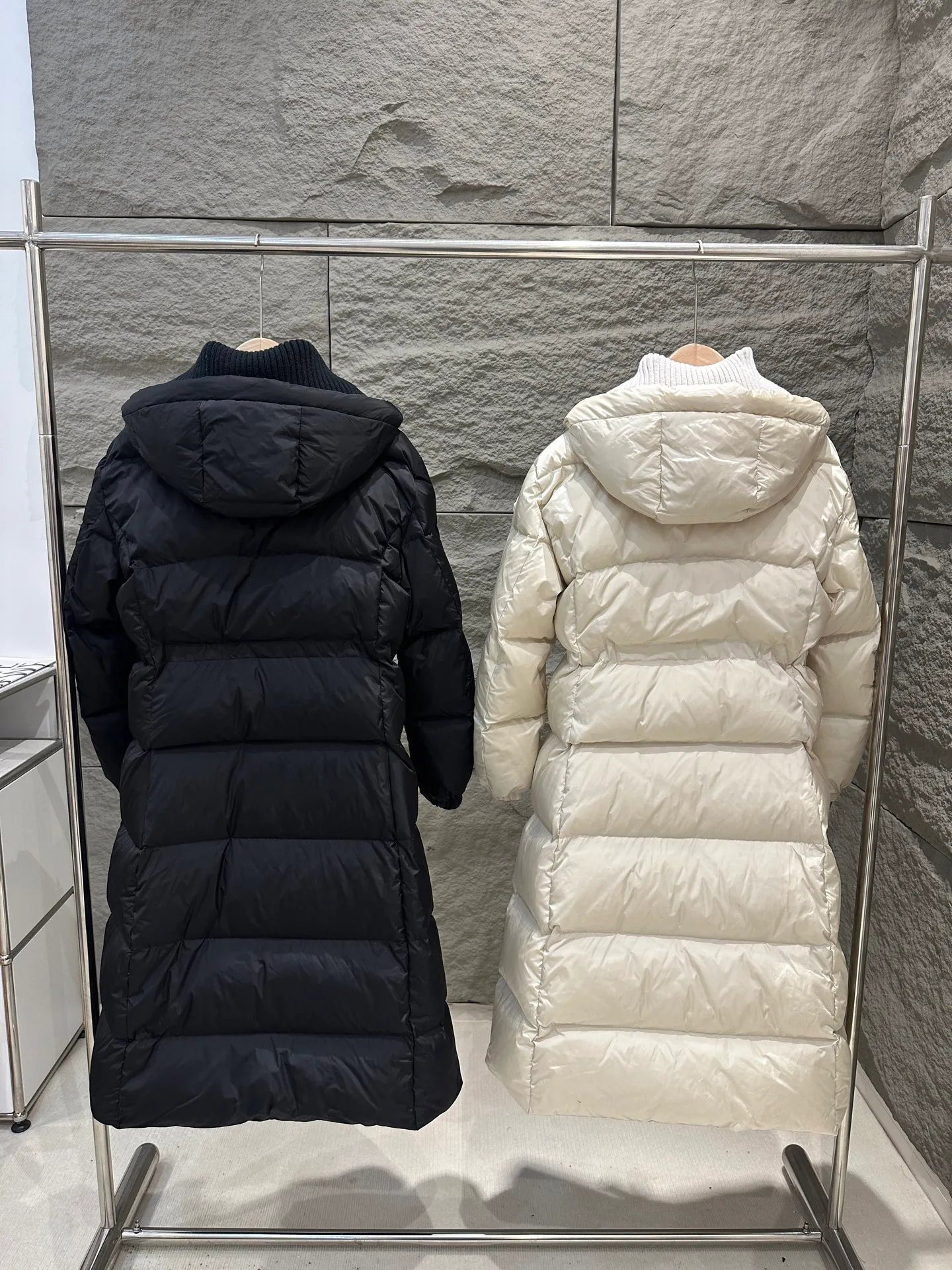 P1180 Moncler Chamer women's hooded long down jacket, knitted lapel fake two-piece Chamer long down jacket is elegant with exquisite fabrics and soft silhouette. Made of nylon fabric, it has a comfortable and silky texture. The hooded design is paired with a knitted large lapel of the same color, which provides warmth and layering, adding practicality. Color: Black/Ivory Size: 0/1/2/3