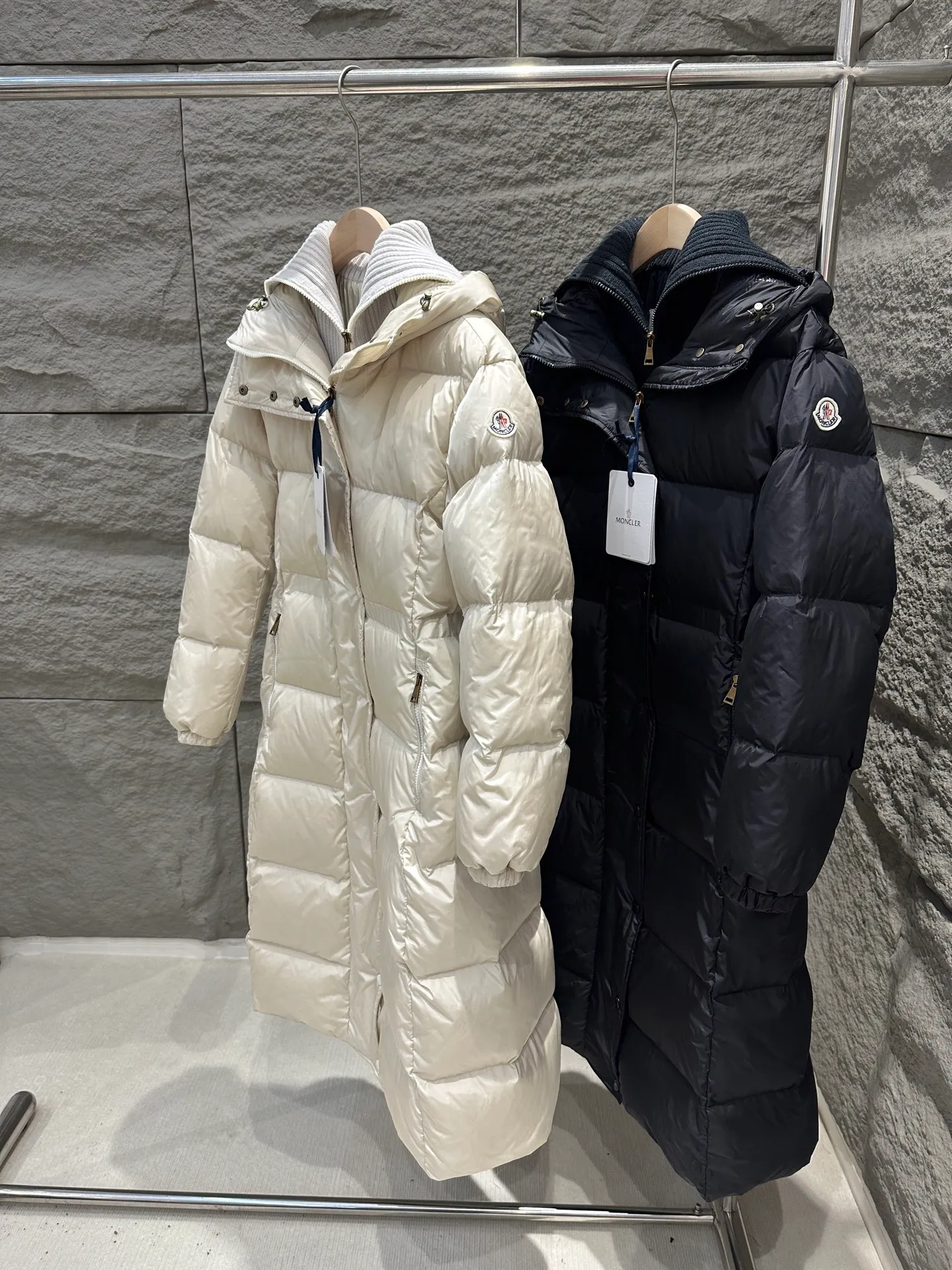 P1180 Moncler Chamer women's hooded long down jacket, knitted lapel fake two-piece Chamer long down jacket is elegant with exquisite fabrics and soft silhouette. Made of nylon fabric, it has a comfortable and silky texture. The hooded design is paired with a knitted large lapel of the same color, which provides warmth and layering, adding practicality. Color: Black/Ivory Size: 0/1/2/3