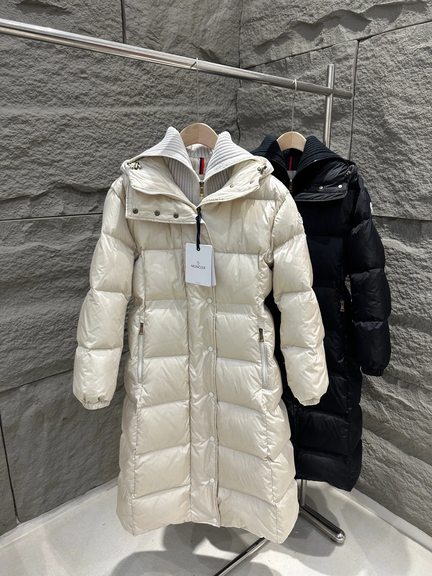 P1180 Moncler Chamer women's hooded long down jacket, knitted lapel fake two-piece Chamer long down jacket is elegant with exquisite fabrics and soft silhouette. Made of nylon fabric, it has a comfortable and silky texture. The hooded design is paired with a knitted large lapel of the same color, which provides warmth and layering, adding practicality. Color: Black/Ivory Size: 0/1/2/3