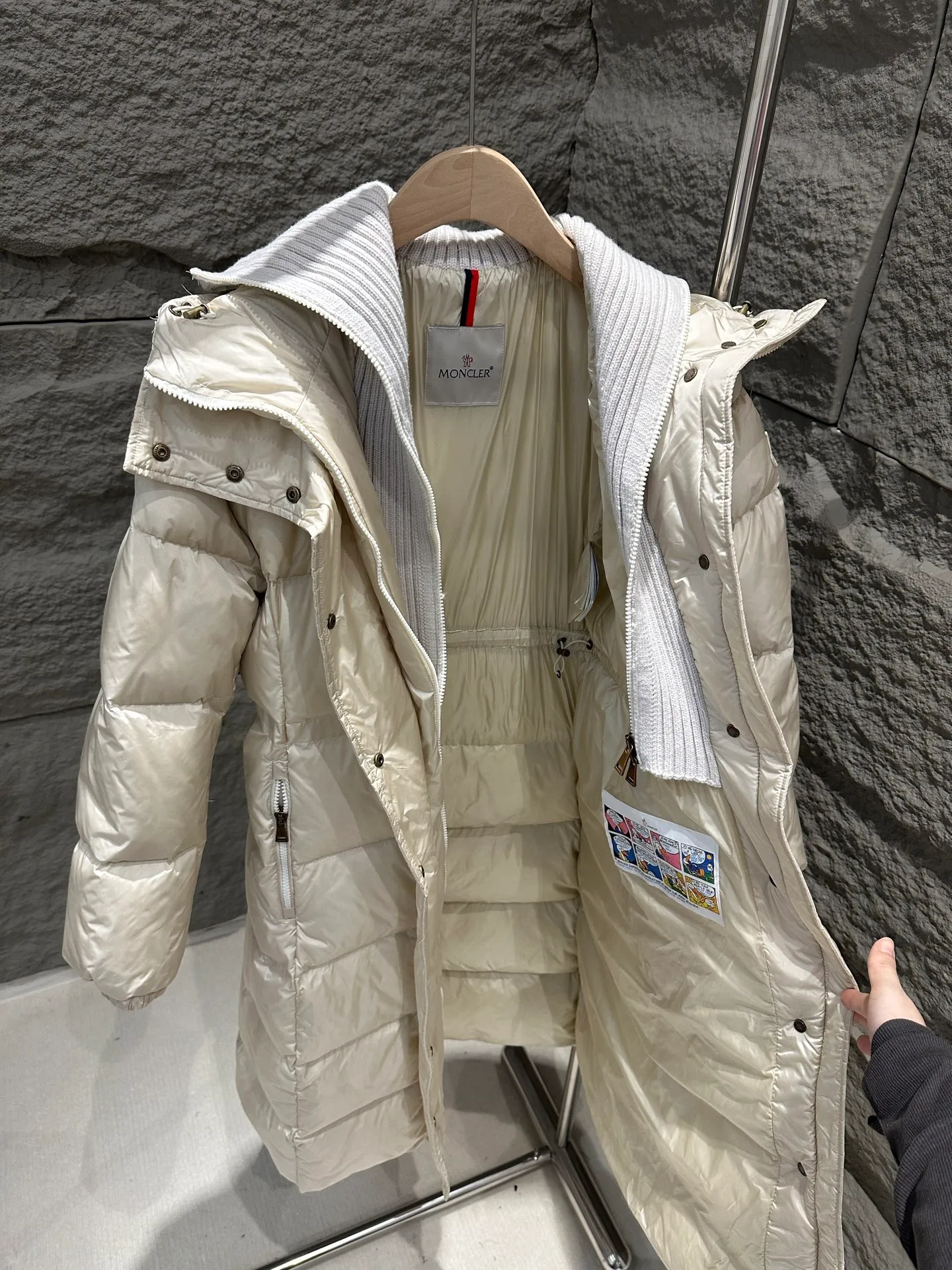 P1180 Moncler Chamer women's hooded long down jacket, knitted lapel fake two-piece Chamer long down jacket is elegant with exquisite fabrics and soft silhouette. Made of nylon fabric, it has a comfortable and silky texture. The hooded design is paired with a knitted large lapel of the same color, which provides warmth and layering, adding practicality. Color: Black/Ivory Size: 0/1/2/3