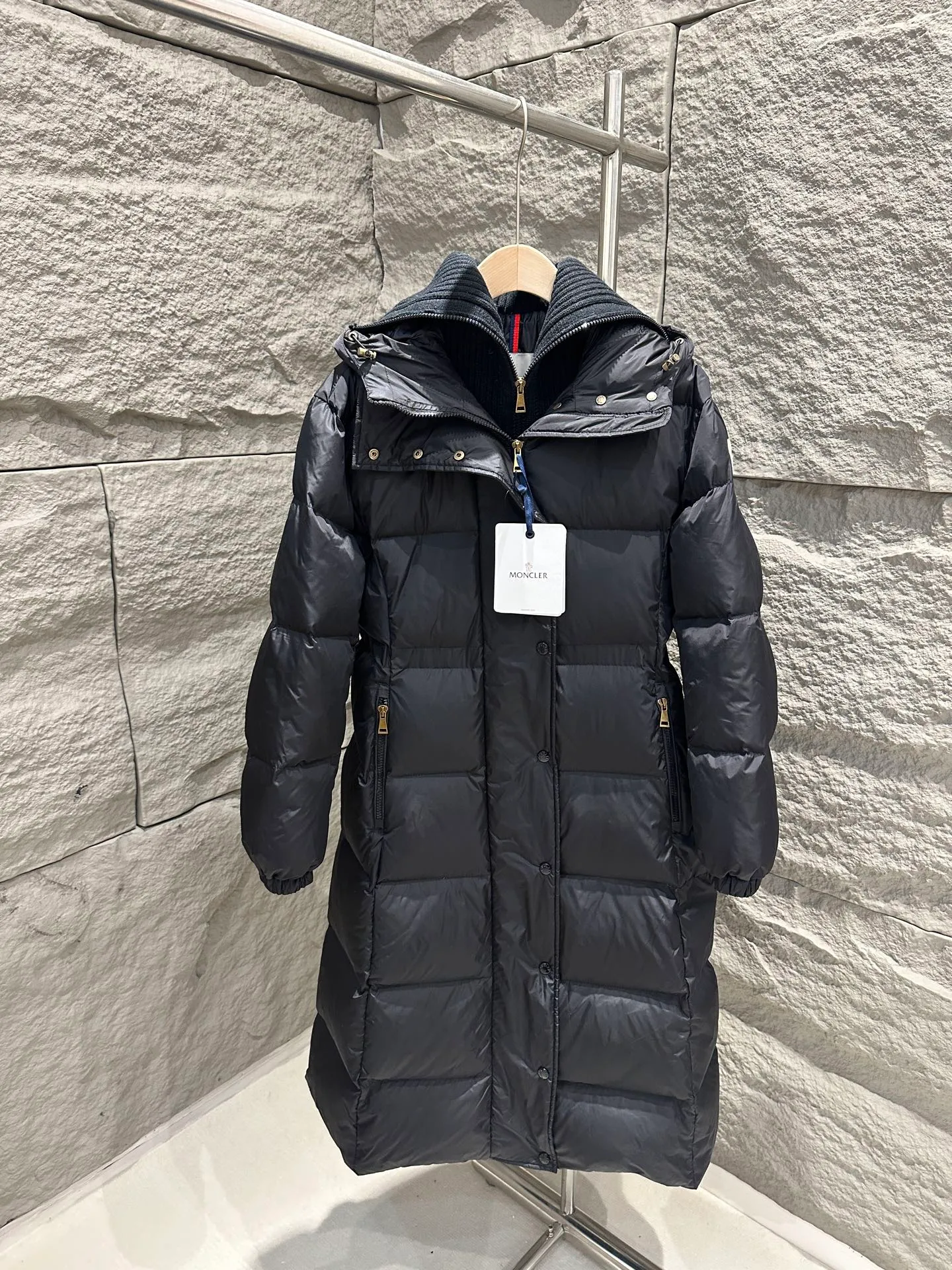 P1180 Moncler Chamer women's hooded long down jacket, knitted lapel fake two-piece Chamer long down jacket is elegant with exquisite fabrics and soft silhouette. Made of nylon fabric, it has a comfortable and silky texture. The hooded design is paired with a knitted large lapel of the same color, which provides warmth and layering, adding practicality. Color: Black/Ivory Size: 0/1/2/3