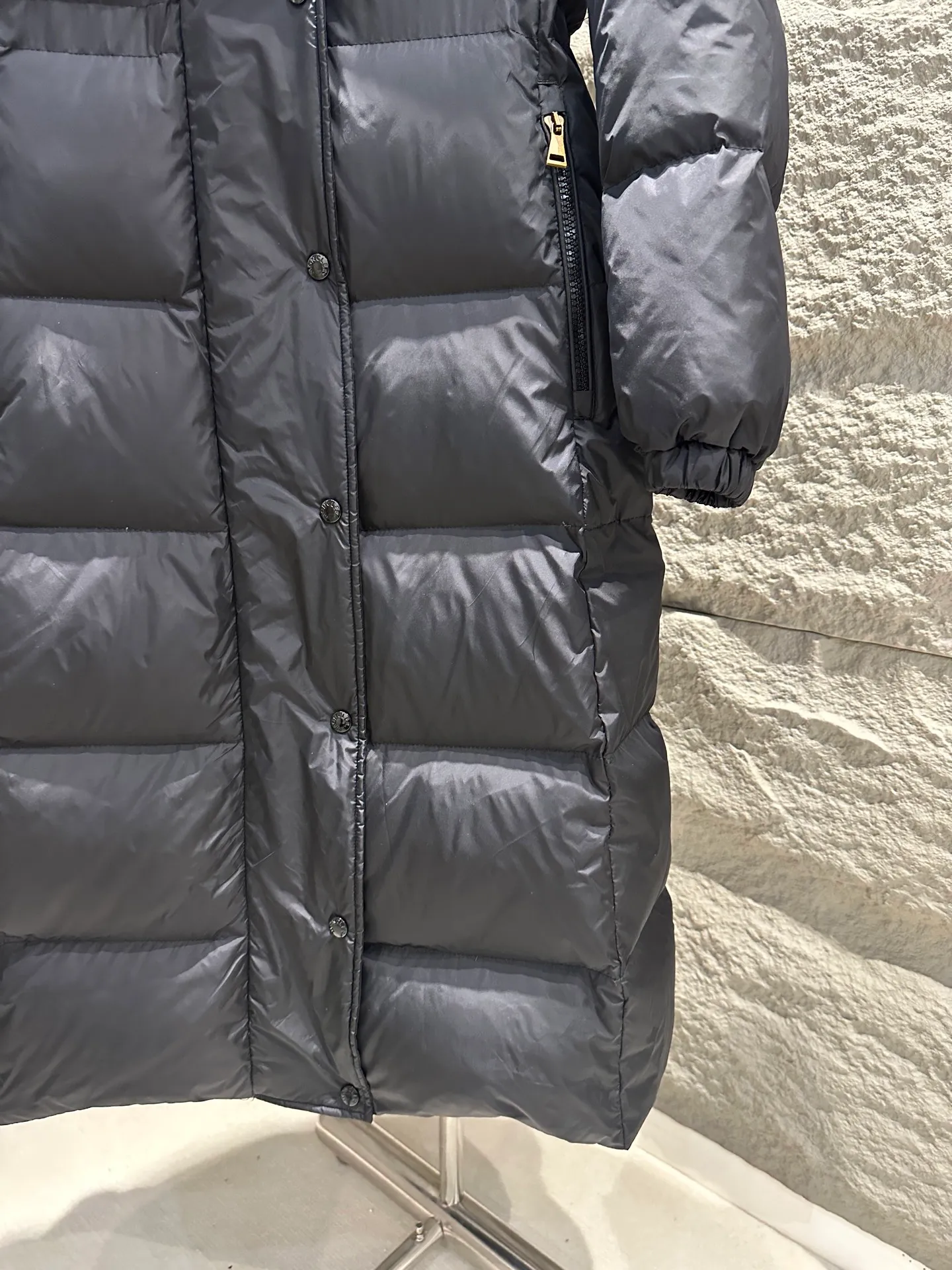 P1180 Moncler Chamer women's hooded long down jacket, knitted lapel fake two-piece Chamer long down jacket is elegant with exquisite fabrics and soft silhouette. Made of nylon fabric, it has a comfortable and silky texture. The hooded design is paired with a knitted large lapel of the same color, which provides warmth and layering, adding practicality. Color: Black/Ivory Size: 0/1/2/3