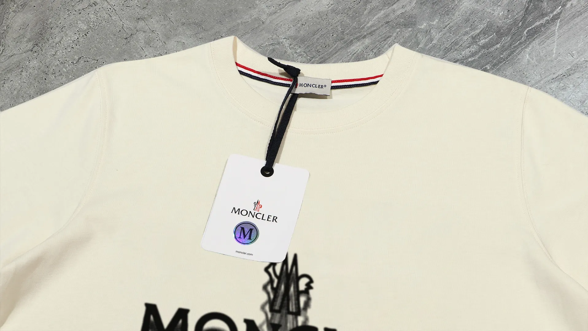 P210 High-version sweatshirt) [Long-term stock] 〖𝐌𝐎𝐍𝐂𝐋𝐄𝐑~Mask〗 Made of 440g heavy-weight fabric. It is different from the market currency. It can be matched with any variety and is properly handsome. 😎The whole dress is made of double waistcoats. The double waistcoats make the whole dress more three-dimensional. Not ordinary factories can do such fine work. 2025 Spring runway version of the T stage, on sale at the counter, round neck terry sweatshirt, high-end double-strand pure cotton, custom-made stretch ribs, dyed in the same vat, complete with three standards, matched with exquisite embroidered LOGO on the chest, simple and advanced, same style for men and women. Color: black, apricot, white, size: S M L XL 2XL