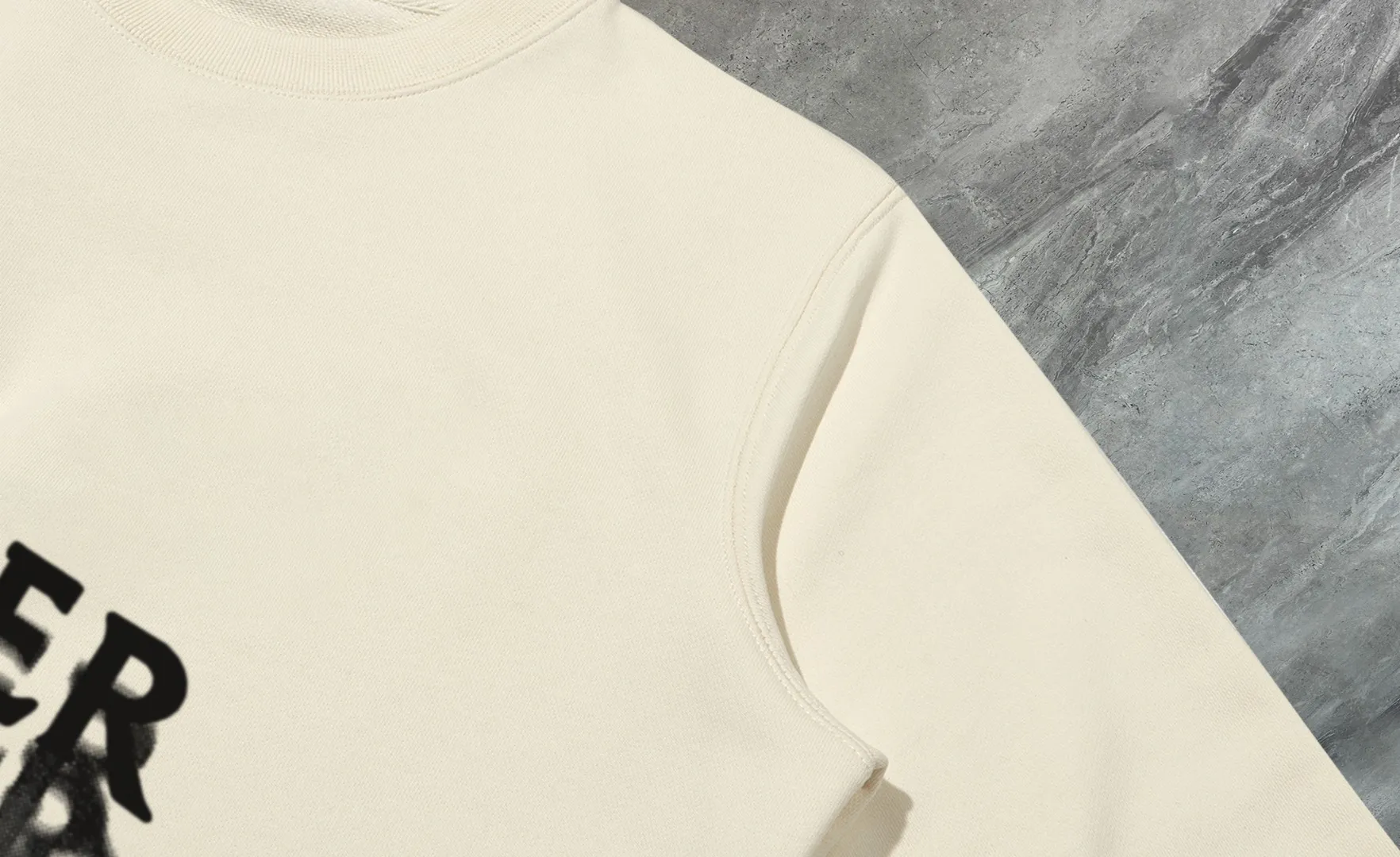 P210 High-version sweatshirt) [Long-term stock] 〖𝐌𝐎𝐍𝐂𝐋𝐄𝐑~Mask〗 Made of 440g heavy-weight fabric. It is different from the market currency. It can be matched with any variety and is properly handsome. 😎The whole dress is made of double waistcoats. The double waistcoats make the whole dress more three-dimensional. Not ordinary factories can do such fine work. 2025 Spring runway version of the T stage, on sale at the counter, round neck terry sweatshirt, high-end double-strand pure cotton, custom-made stretch ribs, dyed in the same vat, complete with three standards, matched with exquisite embroidered LOGO on the chest, simple and advanced, same style for men and women. Color: black, apricot, white, size: S M L XL 2XL