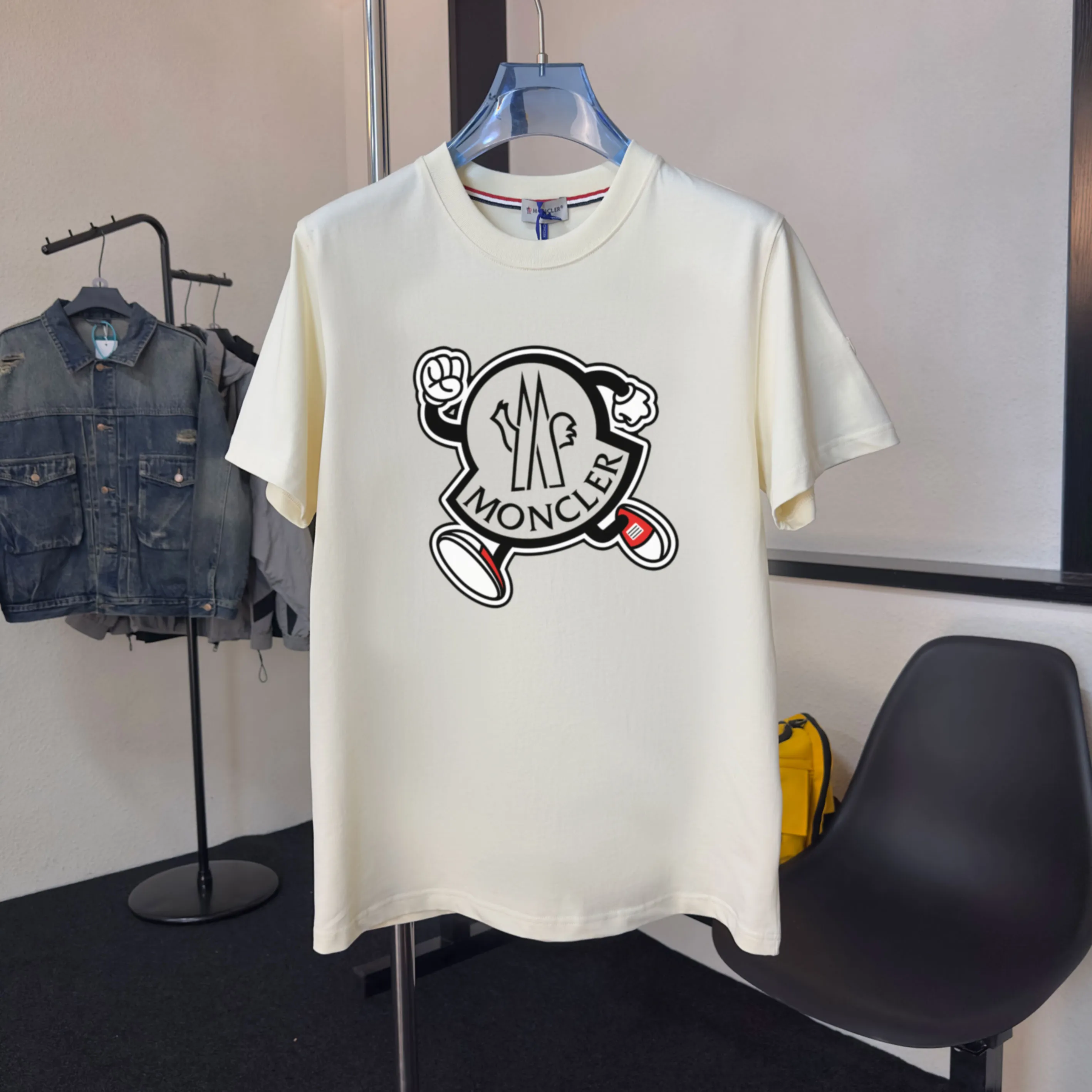 P140 💰Upgraded version "Mobile phone smart sensor ~ NFC chip armband ~ direct access to the official website for anti-counterfeiting" "Moncler ~ Mouth Mouth" 2025 new high-quality round neck short-sleeved T-shirt. The cuffs have imported embroidered labels. Customized dyeing, very comfortable to touch. Super versatile and good-looking short-sleeved. Complete with three labels. Non-market ordinary version. Feel free to compare. Quality is absolutely guaranteed! ‼ First of all, this original fabric is all custom-woven with 32-count double yarn fabric, 250G, and the weight is the same‼ Fine workmanship, double waistcoat method, double waistcoat method, double waistcoat method makes the whole dress more three-dimensional, which is not a craft that ordinary T-shirts can achieve🤪 Size: S-M-L-XL-2XL Color: black, white, apricot, same style for men and women