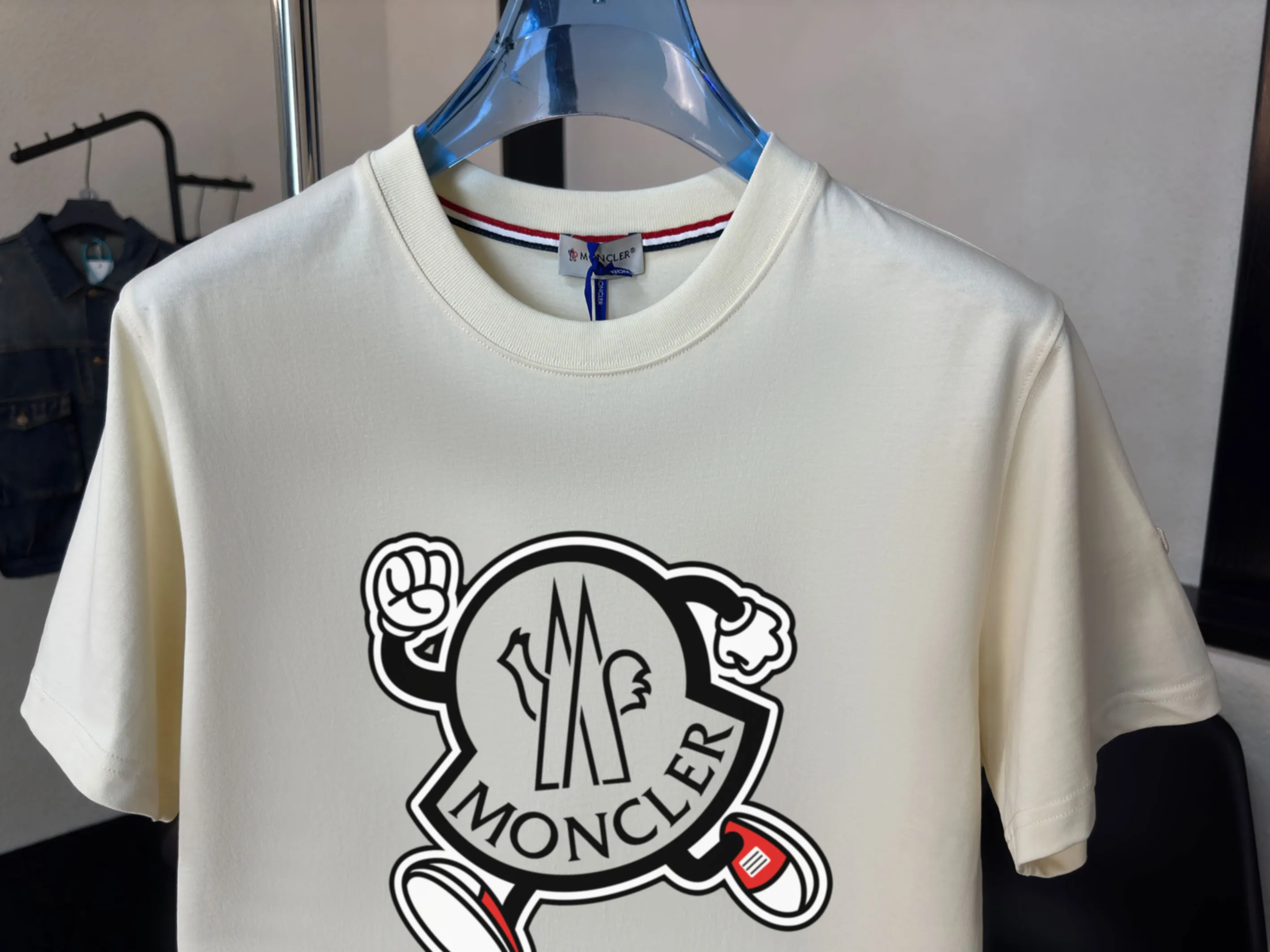 P140 💰Upgraded version "Mobile phone smart sensor ~ NFC chip armband ~ direct access to the official website for anti-counterfeiting" "Moncler ~ Mouth Mouth" 2025 new high-quality round neck short-sleeved T-shirt. The cuffs have imported embroidered labels. Customized dyeing, very comfortable to touch. Super versatile and good-looking short-sleeved. Complete with three labels. Non-market ordinary version. Feel free to compare. Quality is absolutely guaranteed! ‼ First of all, this original fabric is all custom-woven with 32-count double yarn fabric, 250G, and the weight is the same‼ Fine workmanship, double waistcoat method, double waistcoat method, double waistcoat method makes the whole dress more three-dimensional, which is not a craft that ordinary T-shirts can achieve🤪 Size: S-M-L-XL-2XL Color: black, white, apricot, same style for men and women