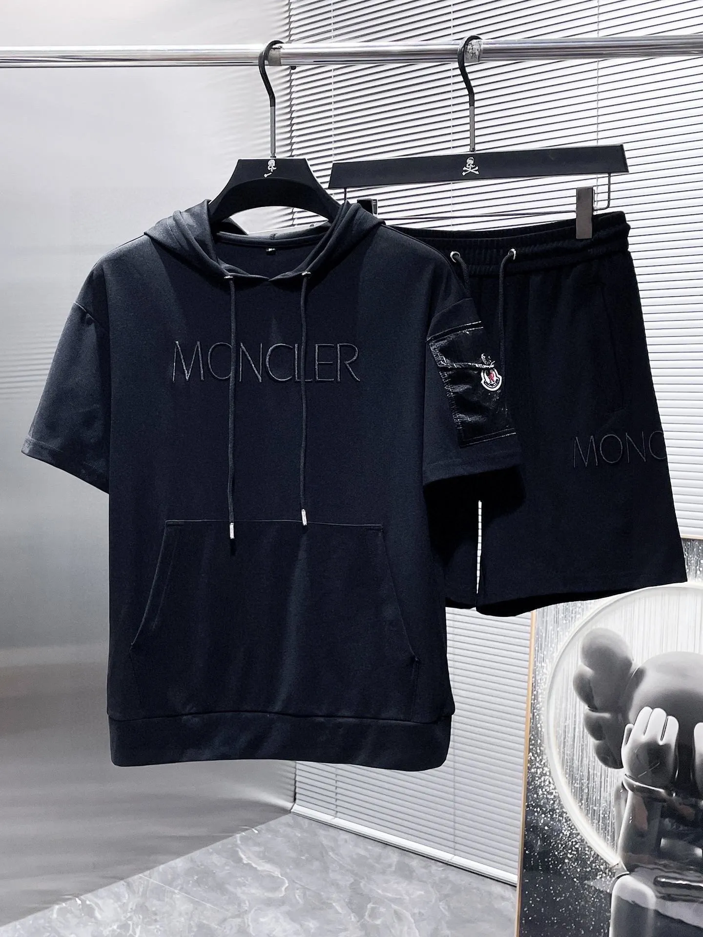 P560 Brand [MONCLER Mouth Covered] 2025 round neck short-sleeved shorts suit. The pure cotton fabric upper body will not be stuffy, the smooth and comfortable skin-friendly effect is more breathable, the fabric has its own texture, classic logo technology, a new interpretation from a unique angle, the first choice for fashion and versatility! Size: M-3XL (maximum wear: 190 pounds)