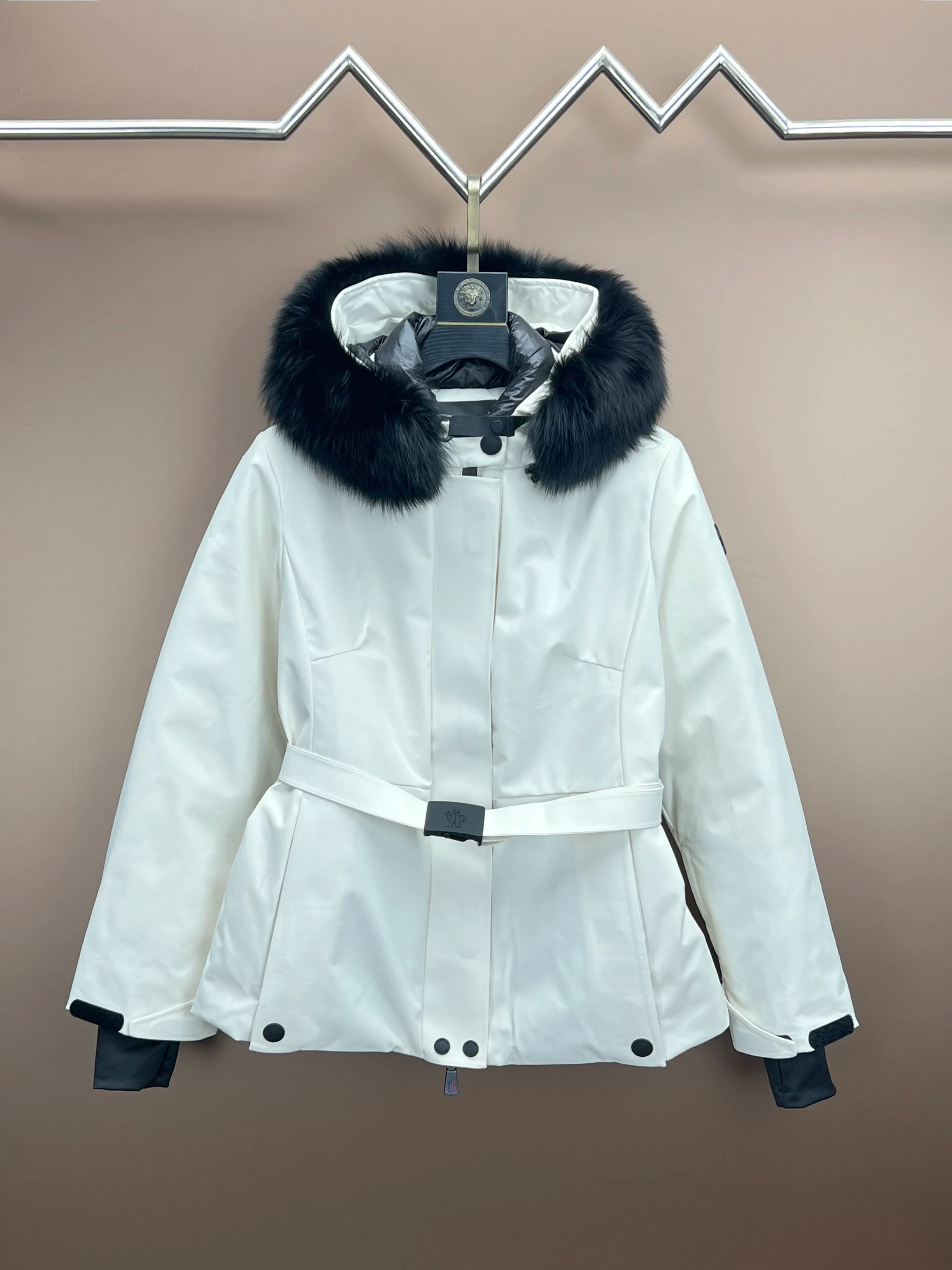 P1140 Guangzhou high version MONCLER ski suit, girly pink➕black and white classic versatile color, oversized Finnish fox fur collar, a ski suit that coexists with beauty and strength✔️⚠️Black technology windproof, waterproof and snowproof fabric, 90 white goose down, fully functional whether for daily wear or ski wear, Ace channel Color: black, white Size: 0/1/2/3.