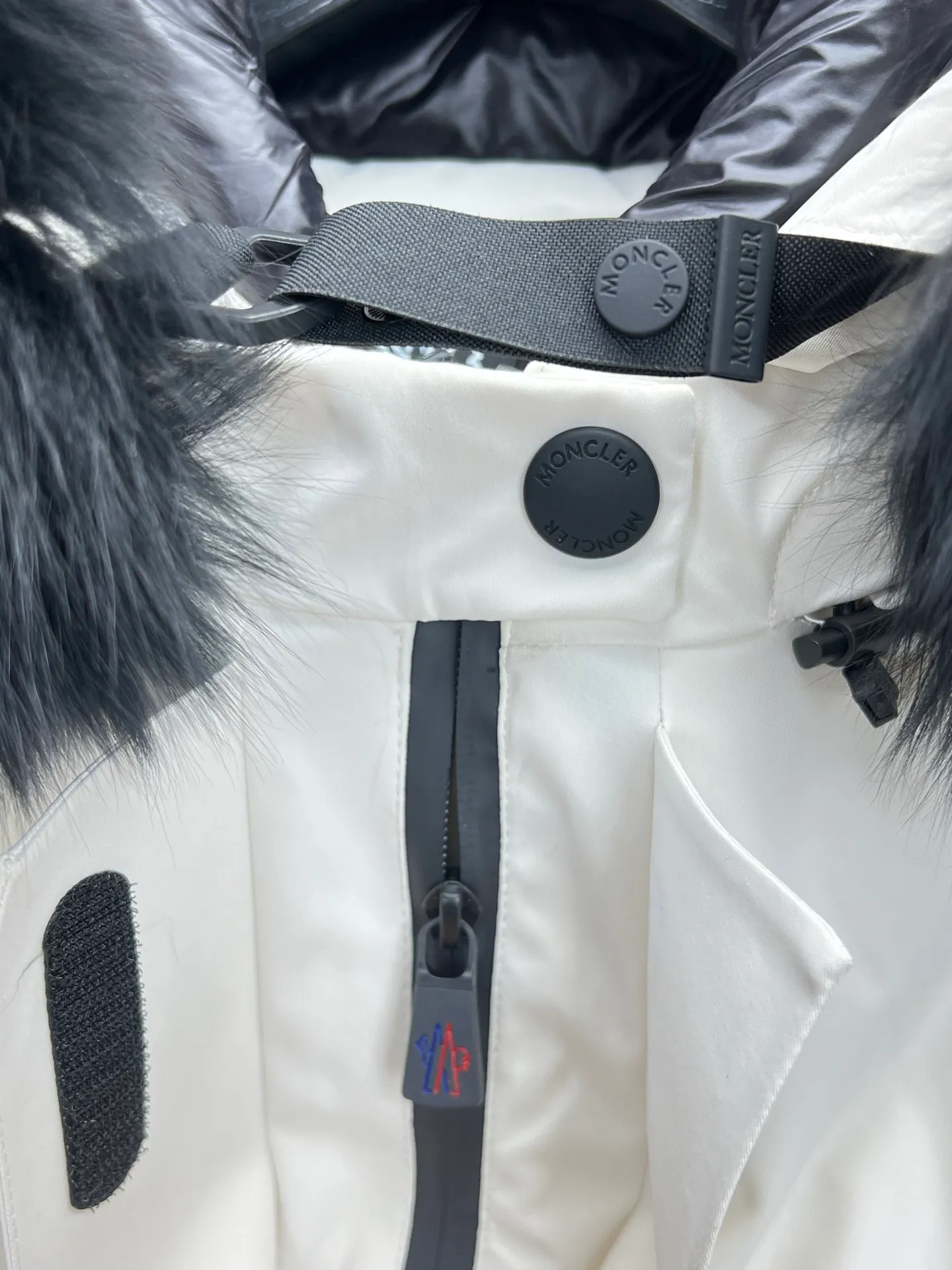 P1140 Guangzhou high version MONCLER ski suit, girly pink➕black and white classic versatile color, oversized Finnish fox fur collar, a ski suit that coexists with beauty and strength✔️⚠️Black technology windproof, waterproof and snowproof fabric, 90 white goose down, fully functional whether for daily wear or ski wear, Ace channel Color: black, white Size: 0/1/2/3.