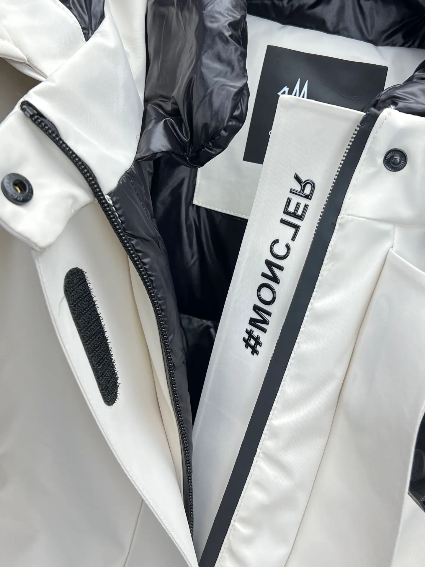 P1140 Guangzhou high version MONCLER ski suit, girly pink➕black and white classic versatile color, oversized Finnish fox fur collar, a ski suit that coexists with beauty and strength✔️⚠️Black technology windproof, waterproof and snowproof fabric, 90 white goose down, fully functional whether for daily wear or ski wear, Ace channel Color: black, white Size: 0/1/2/3.