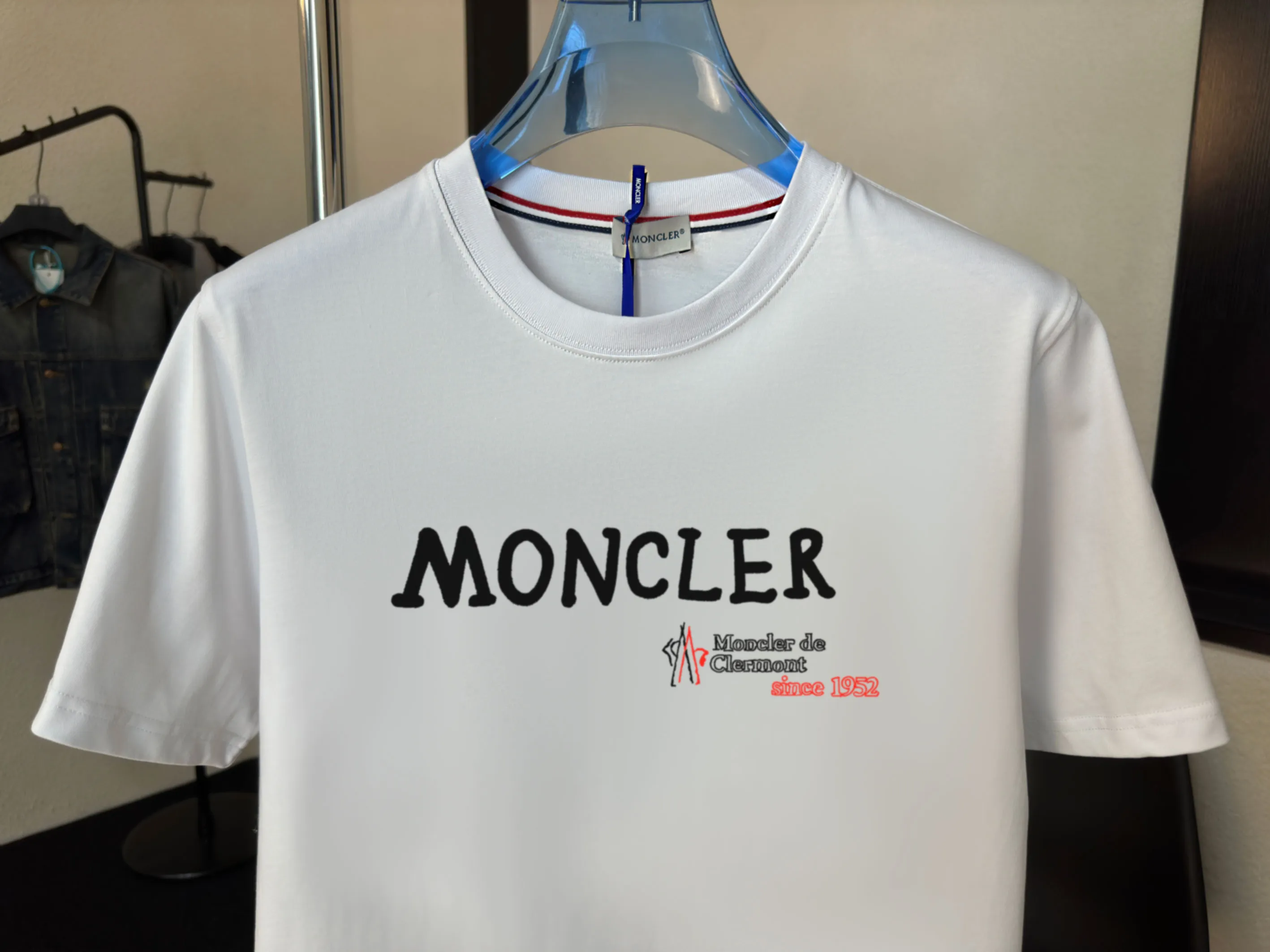 P140 Upgraded version "Mobile phone smart sensor ~ NFC chip armband ~ Direct access to the official website for anti-counterfeiting" "Moncler ~ Mouth Mouth" 2025 new high-quality round neck short-sleeved T-shirt. The cuffs have imported embroidered labels. Customized dyeing, very comfortable to touch. Super versatile and good-looking short-sleeved. Complete with three labels. Non-market ordinary version. Feel free to compare. Quality is absolutely guaranteed! ‼ First of all, this original fabric is all custom-woven with 32-count double yarn fabric, 250G, and the weight is the same‼ Fine workmanship, double waistcoat method, double waistcoat method, double waistcoat method makes the whole dress more three-dimensional, which is not a craft that ordinary T-shirts can achieve🤪 Size: S-M-L-XL-2XL Color: black, white, apricot, same style for men and women