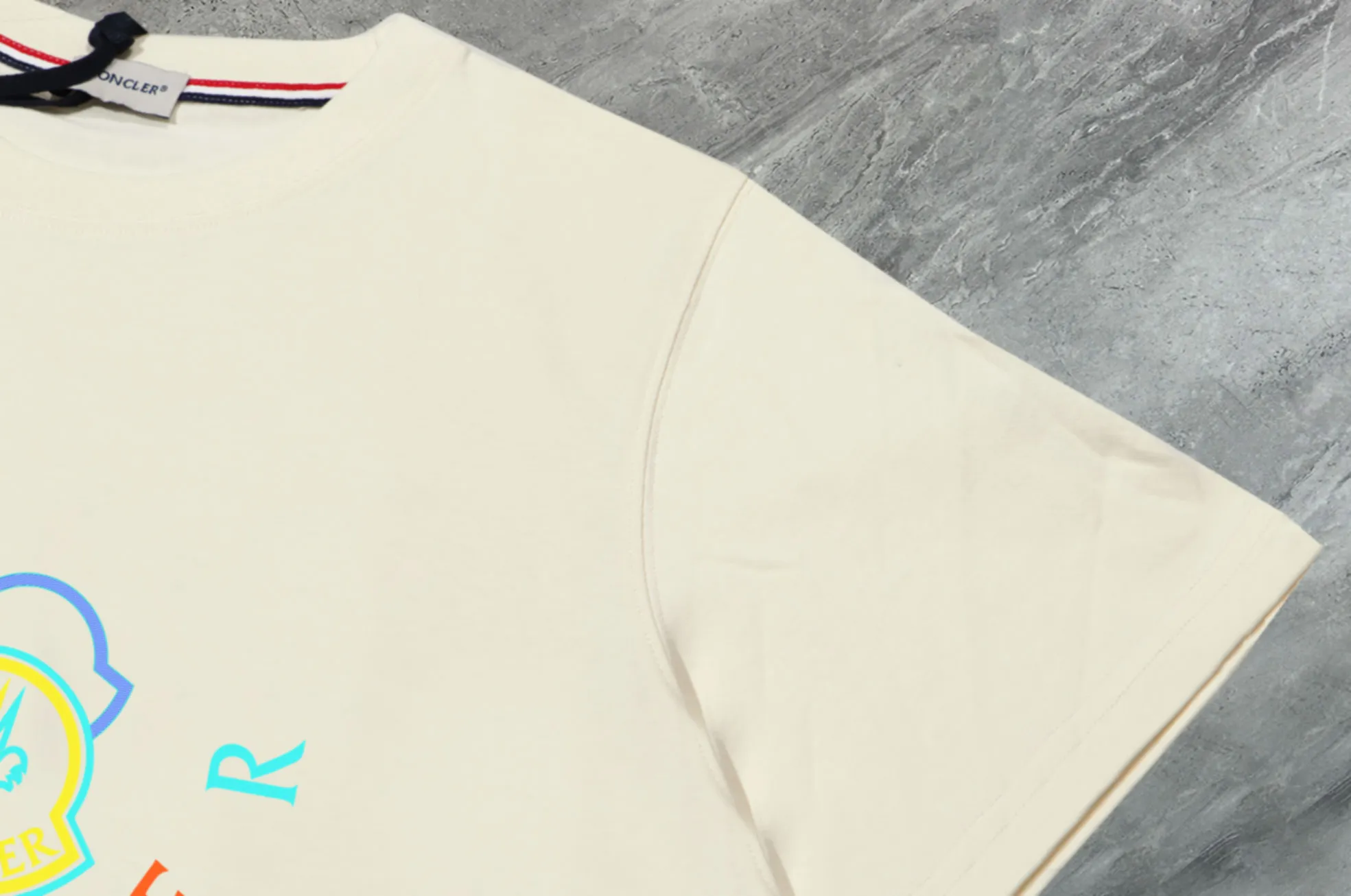 P140 💰Upgraded version "Mobile phone smart sensor ~ NFC chip armband ~ direct access to the official website for anti-counterfeiting" "Moncler ~ Mouth Mouth" 2025 new high-quality round neck short-sleeved T-shirt. The cuffs have imported embroidered labels. Customized dyeing, very comfortable to touch. Super versatile and good-looking short-sleeved. Complete with three labels. Non-market ordinary version. Feel free to compare. Quality is absolutely guaranteed! ‼ First of all, this original fabric is all custom-woven with 32-count double yarn fabric, 250G, and the weight is the same‼ Fine workmanship, double waistcoat method, double waistcoat method, double waistcoat method makes the whole dress more three-dimensional, which is not a craft that ordinary T-shirts can achieve🤪 Size: S-M-L-XL-2XL Color: black, white, apricot, same style for men and women