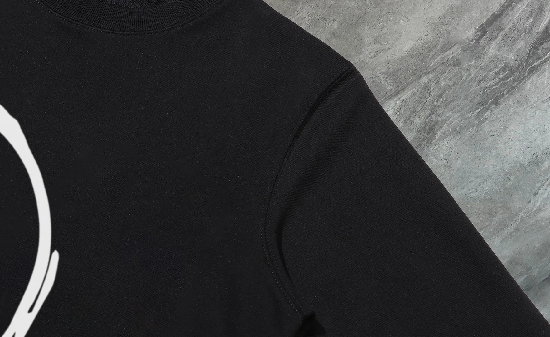 P210 High-version sweatshirt) [Long-term stock] 〖𝐌𝐎𝐍𝐂𝐋𝐄𝐑~Mask〗 Made of 440g heavy-weight fabric. It is different from the market currency. It can be matched with any variety and is properly handsome. 😎The whole dress is made of double waistcoats. The double waistcoats make the whole dress more three-dimensional. Not ordinary factories can do such fine work. 2025 Spring runway version of the T stage, on sale at the counter, round neck terry sweatshirt, high-end double-strand pure cotton, custom-made stretch ribs, dyed in the same vat, complete with three standards, matched with exquisite embroidered LOGO on the chest, simple and advanced, same style for men and women. Color: black, apricot, white, size: S M L XL 2XL