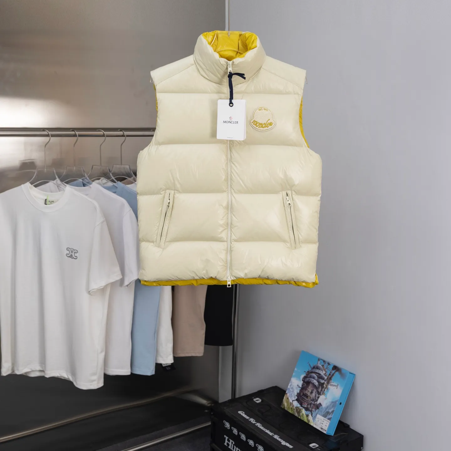 P690 2025 Autumn and Winter New Style🆕Down jacket top purchasing version down vest⬆️Moncler Lipsi down vest. Contrast color splicing design. Super full filling. Lipsi men's down vest is made of bright nylon laqué fabric, suitable for wearing in different seasons, bringing warmth and care.  The Lipsi short down vest embodies Moncler's classic design and is a must-have item for your wardrobe from season to season. Crafted from lightweight, functional nylon laqué fabric, it has a contrast lining for a vibrant feel. Details •Made from lightweight nylon laqué fabric •Lightweight nylon laqué lining •Filled with down •Stand-up collar •Zipper closure •Zip pockets •Chenille logo patch Size: 1-5 Black/Ivory Couple Style