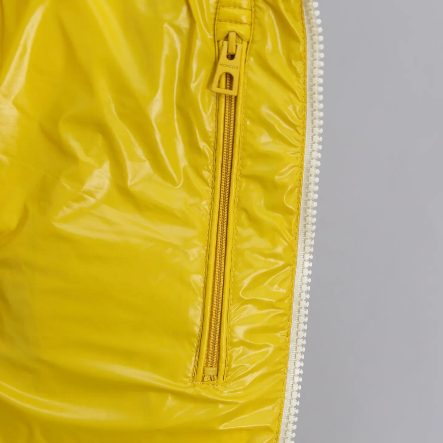 P690 2025 Autumn and Winter New Style🆕Down jacket top purchasing version down vest⬆️Moncler Lipsi down vest. Contrast color splicing design. Super full filling. Lipsi men's down vest is made of bright nylon laqué fabric, suitable for wearing in different seasons, bringing warmth and care.  The Lipsi short down vest embodies Moncler's classic design and is a must-have item for your wardrobe from season to season. Crafted from lightweight, functional nylon laqué fabric, it has a contrast lining for a vibrant feel. Details •Made from lightweight nylon laqué fabric •Lightweight nylon laqué lining •Filled with down •Stand-up collar •Zipper closure •Zip pockets •Chenille logo patch Size: 1-5 Black/Ivory Couple Style