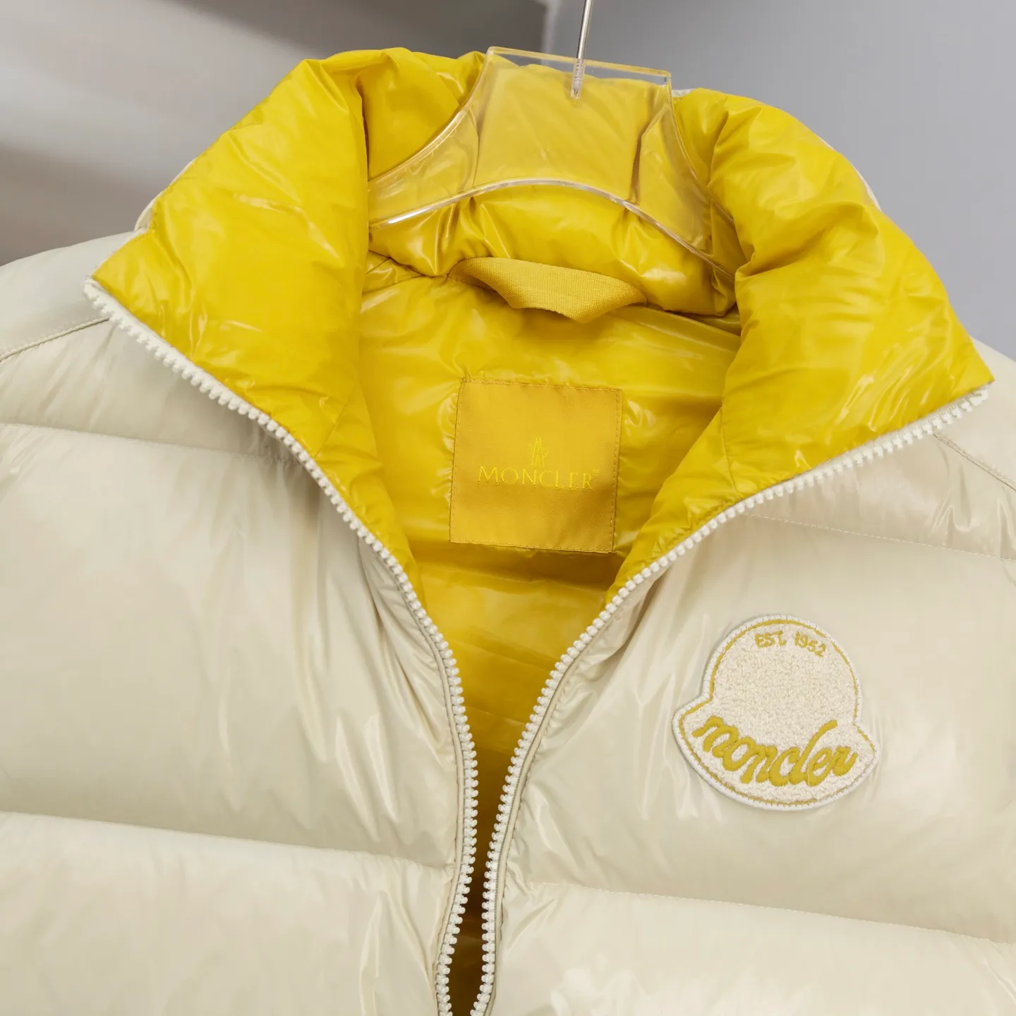 P690 2025 Autumn and Winter New Style🆕Down jacket top purchasing version down vest⬆️Moncler Lipsi down vest. Contrast color splicing design. Super full filling. Lipsi men's down vest is made of bright nylon laqué fabric, suitable for wearing in different seasons, bringing warmth and care.  The Lipsi short down vest embodies Moncler's classic design and is a must-have item for your wardrobe from season to season. Crafted from lightweight, functional nylon laqué fabric, it has a contrast lining for a vibrant feel. Details •Made from lightweight nylon laqué fabric •Lightweight nylon laqué lining •Filled with down •Stand-up collar •Zipper closure •Zip pockets •Chenille logo patch Size: 1-5 Black/Ivory Couple Style