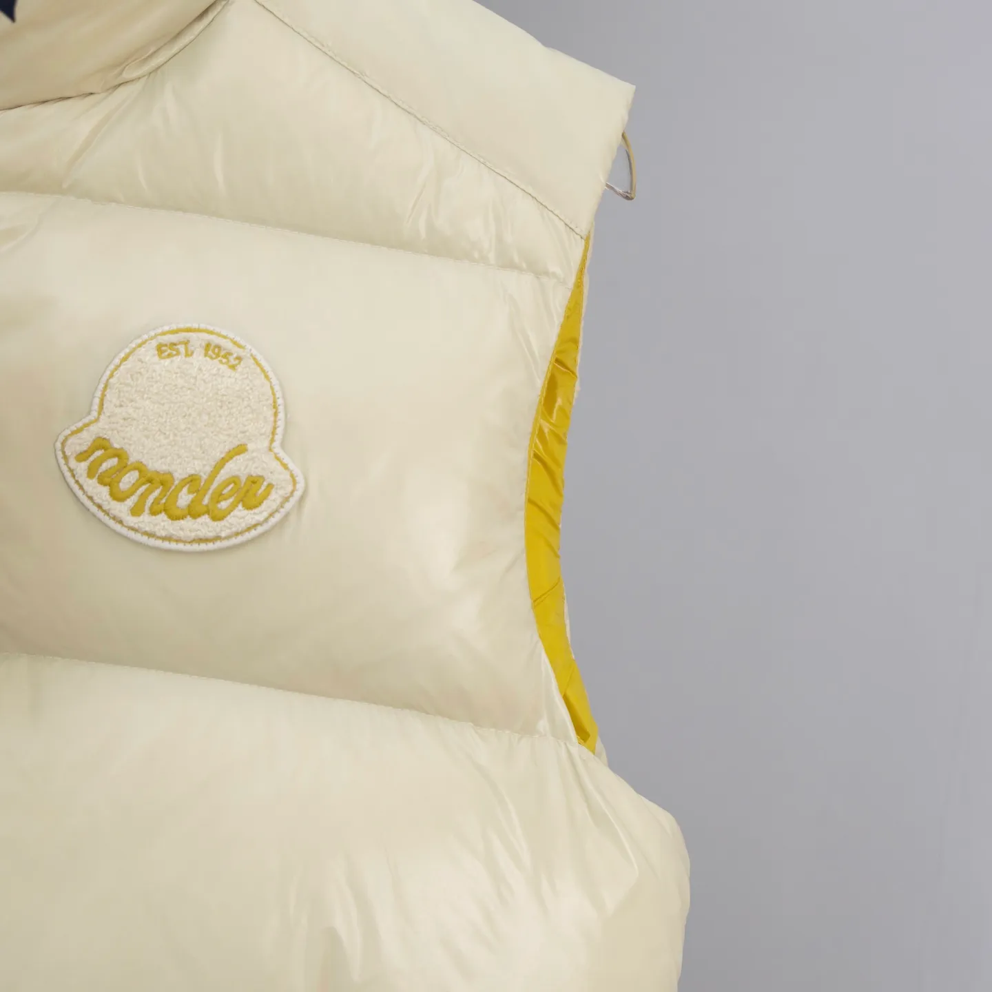 P690 2025 Autumn and Winter New Style🆕Down jacket top purchasing version down vest⬆️Moncler Lipsi down vest. Contrast color splicing design. Super full filling. Lipsi men's down vest is made of bright nylon laqué fabric, suitable for wearing in different seasons, bringing warmth and care.  The Lipsi short down vest embodies Moncler's classic design and is a must-have item for your wardrobe from season to season. Crafted from lightweight, functional nylon laqué fabric, it has a contrast lining for a vibrant feel. Details •Made from lightweight nylon laqué fabric •Lightweight nylon laqué lining •Filled with down •Stand-up collar •Zipper closure •Zip pockets •Chenille logo patch Size: 1-5 Black/Ivory Couple Style