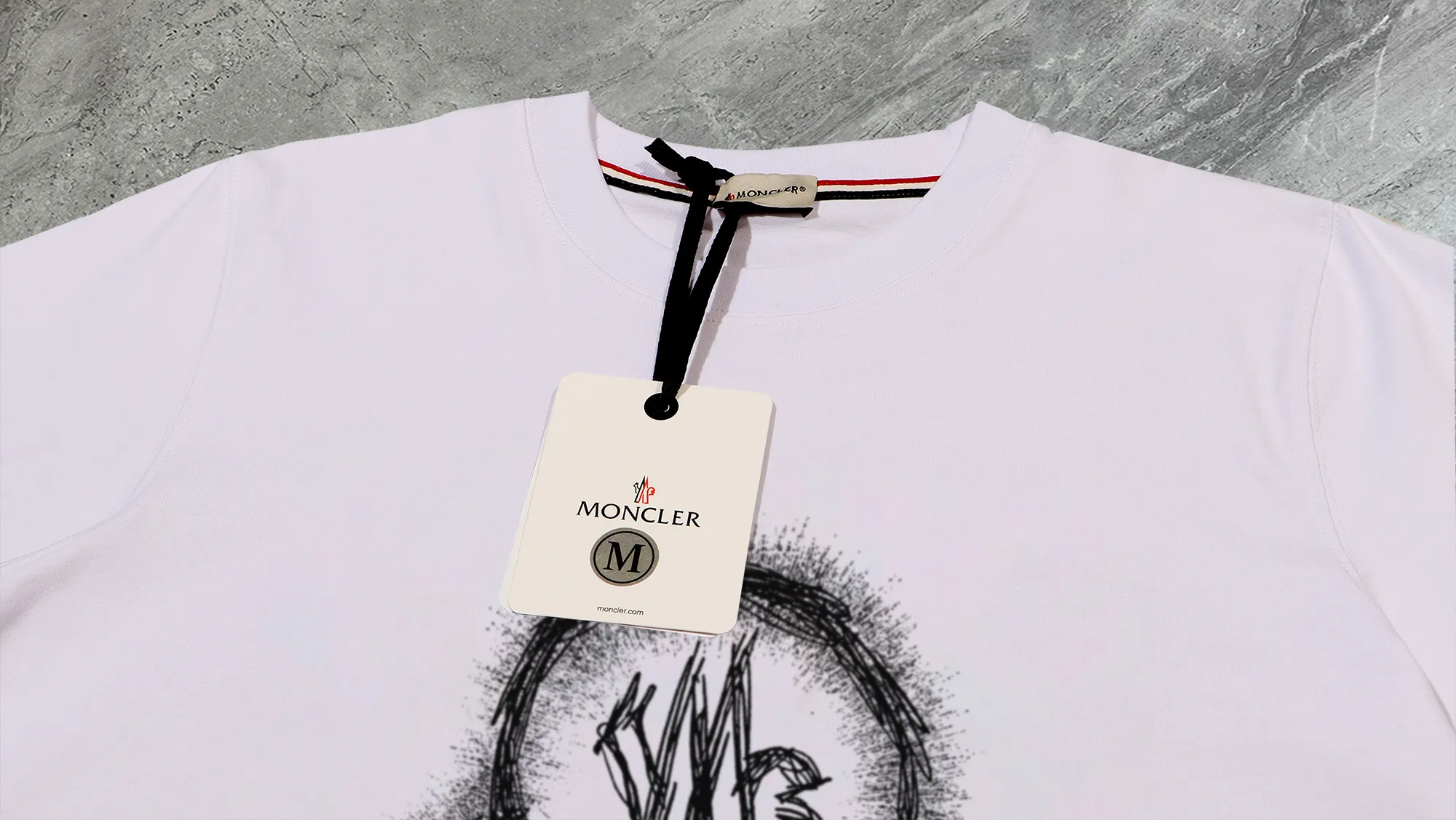 P210 High-version sweatshirt) [Long-term stock] 〖𝐌𝐎𝐍𝐂𝐋𝐄𝐑~Mask〗 Made of 440g heavy-weight fabric. It is different from the market currency. It can be matched with any variety and is properly handsome. 😎The whole dress is made of double waistcoats. The double waistcoats make the whole dress more three-dimensional. Not ordinary factories can do such fine work. 2025 Spring catwalk version of the T stage, on sale at the counter, exquisitely printed round neck terry sweatshirt, high-end double-ply cotton, custom-made stretch ribs, dyed in the same vat, complete with three standards, matched with digital printing patterns and very breathable, same style for men and women, color: black, white, apricot, size: S M L XL 2XL