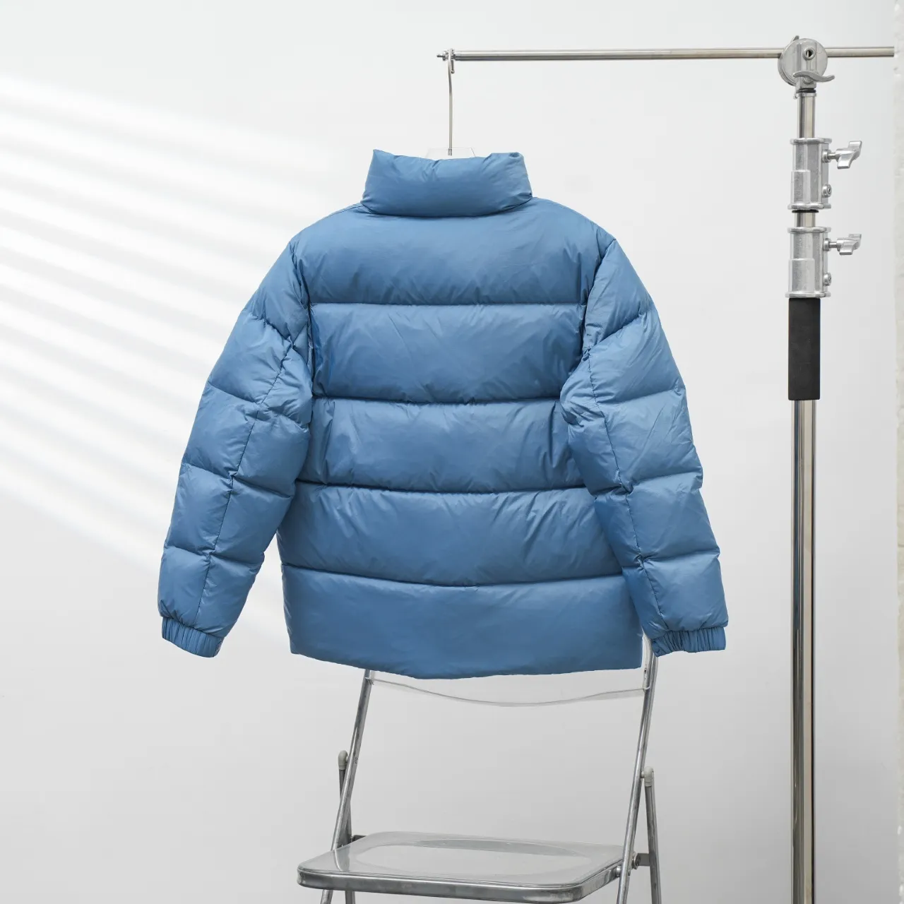 P830 MONCLER丨Muzzled chest big mark stand collar down jacket Color: sky blue Size: 1-5