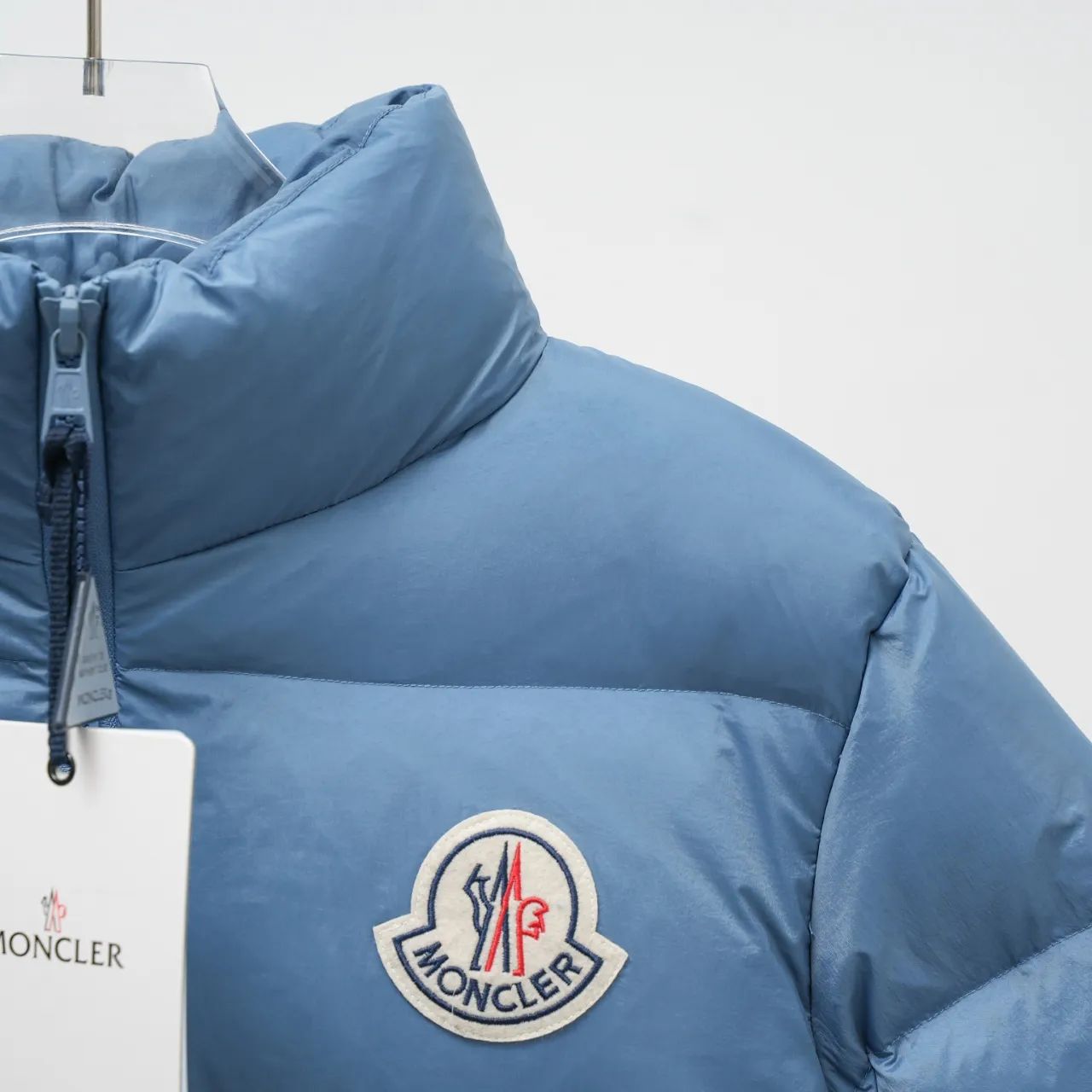 P830 MONCLER丨Muzzled chest big mark stand collar down jacket Color: sky blue Size: 1-5