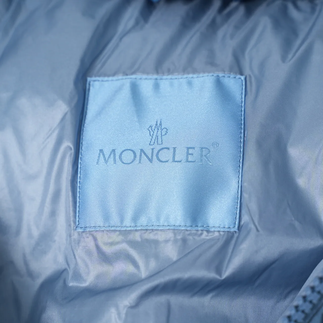P830 MONCLER丨Muzzled chest big mark stand collar down jacket Color: sky blue Size: 1-5